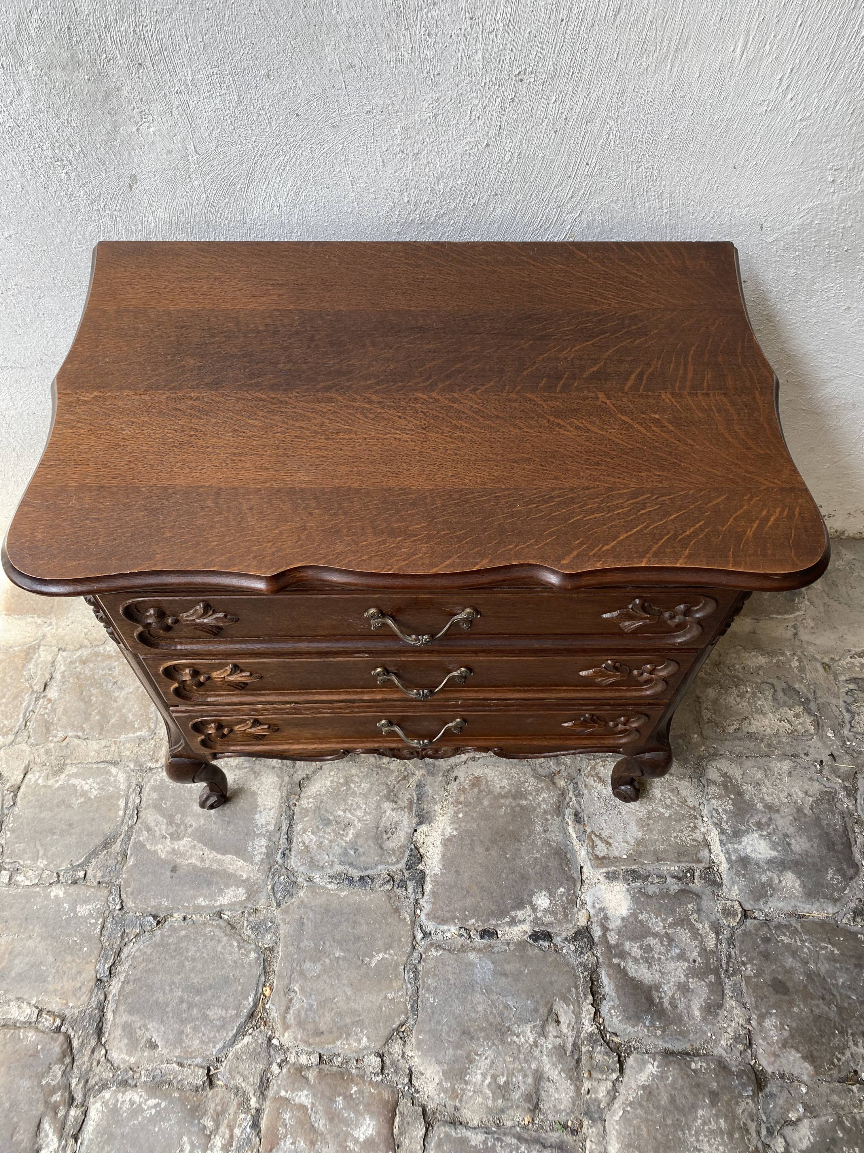 20th century chest of drawers with 3 solid oak drawers in Louis XV style