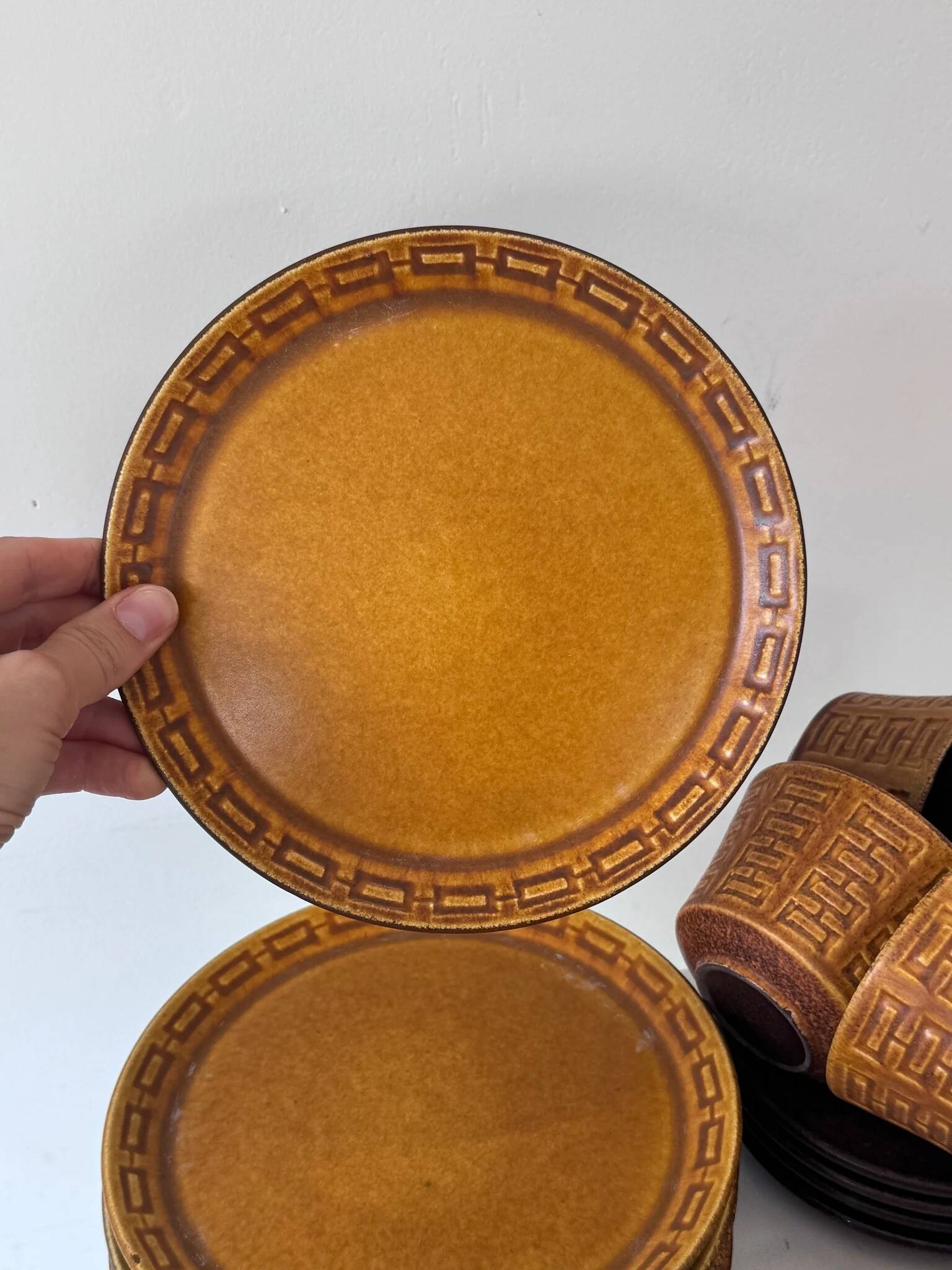 Ceramano tea service "Epsilon" from the 1960s with a raised geometric pattern.