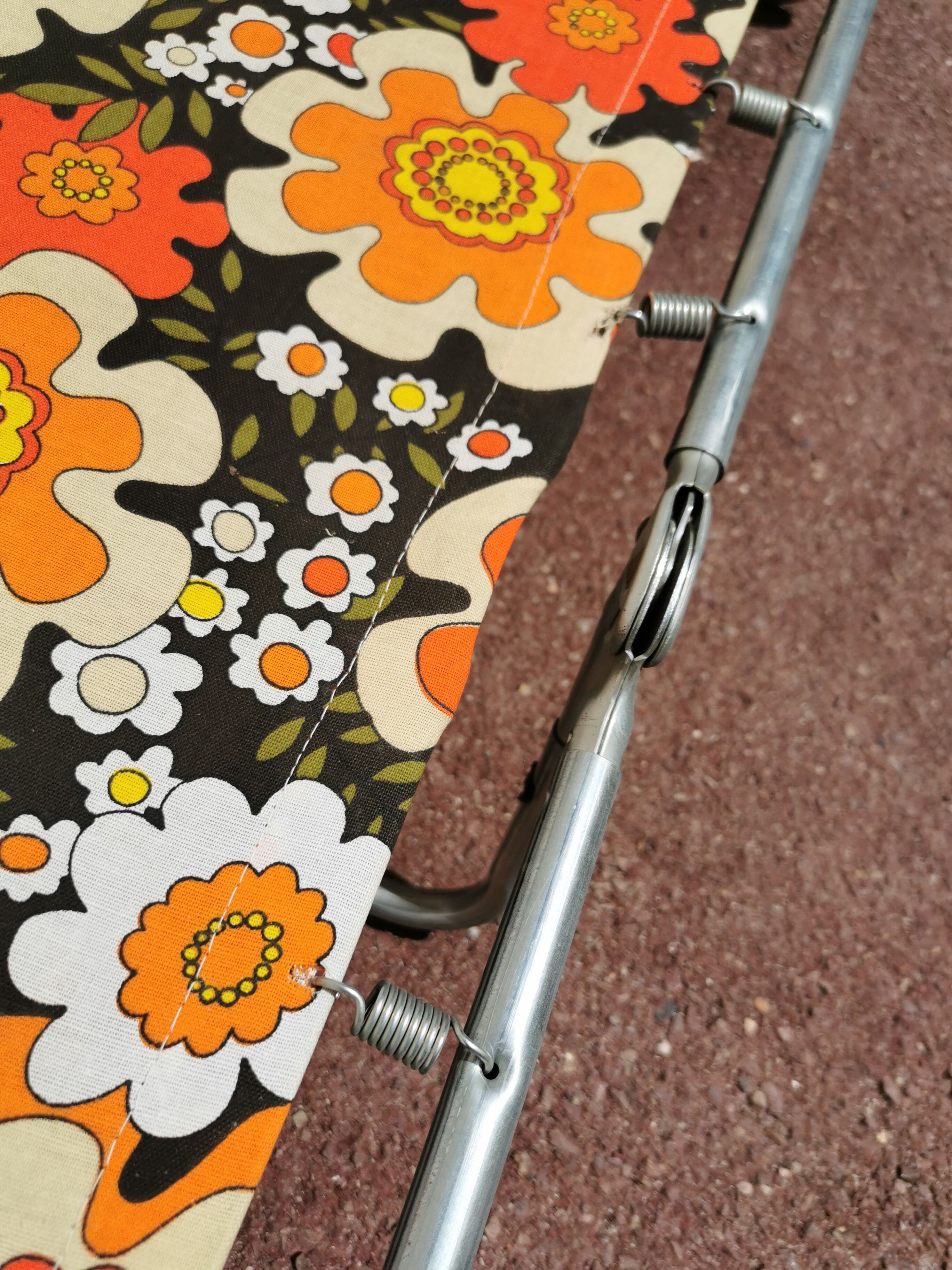 Vintage SOleil bath, Orange flower deckchairs