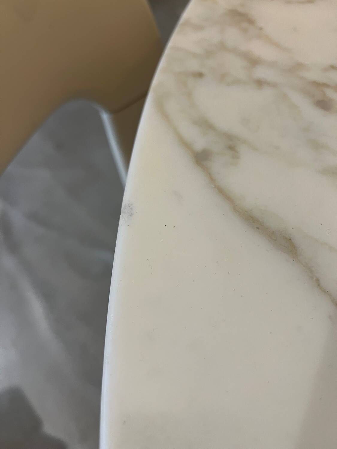 Florence Knoll round table, marble top and tulip base, circa 1960, Eero Saarinen