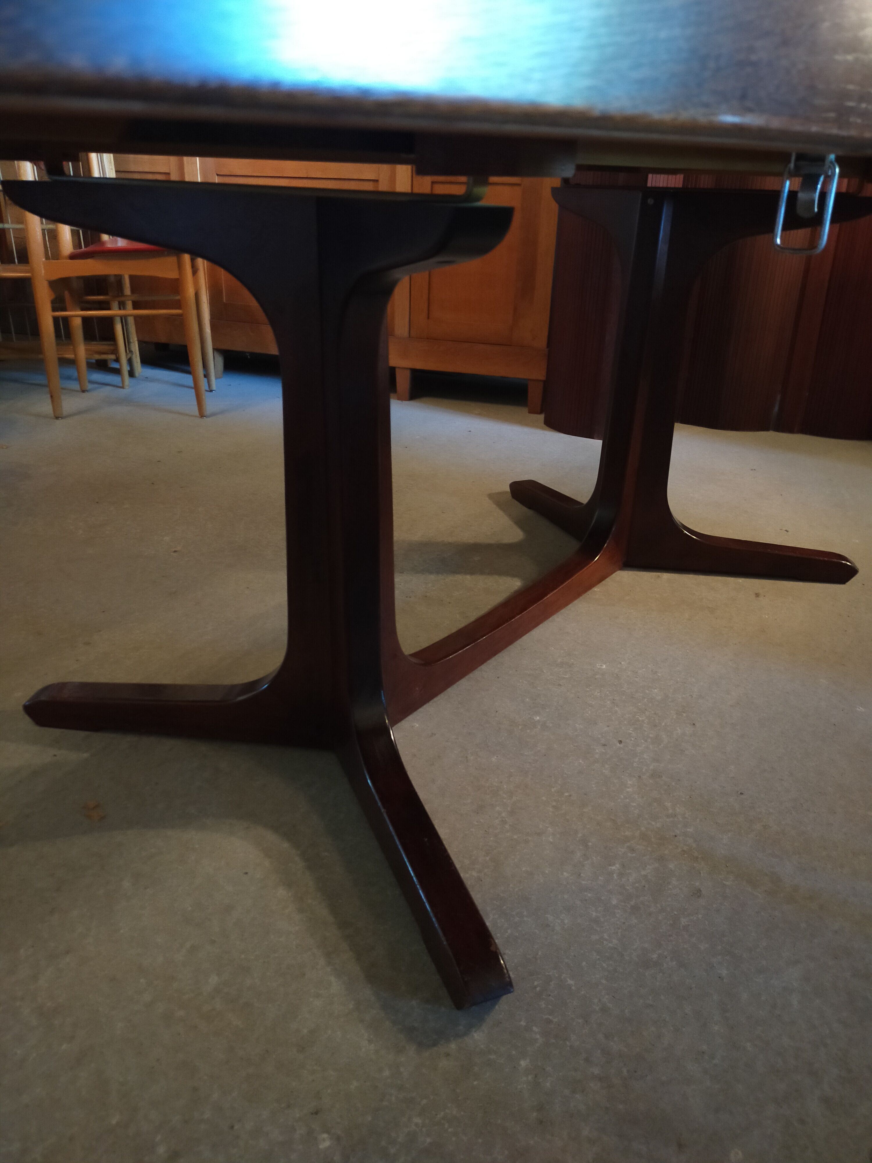 Baumann oval table