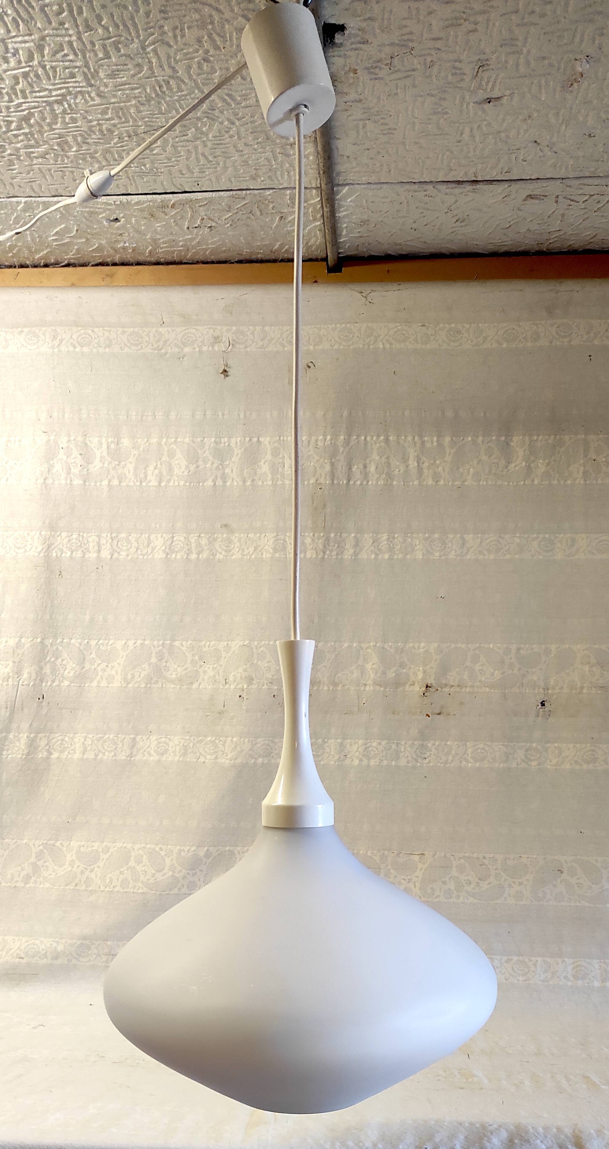 Suspension design en verre opalin - années 60/70