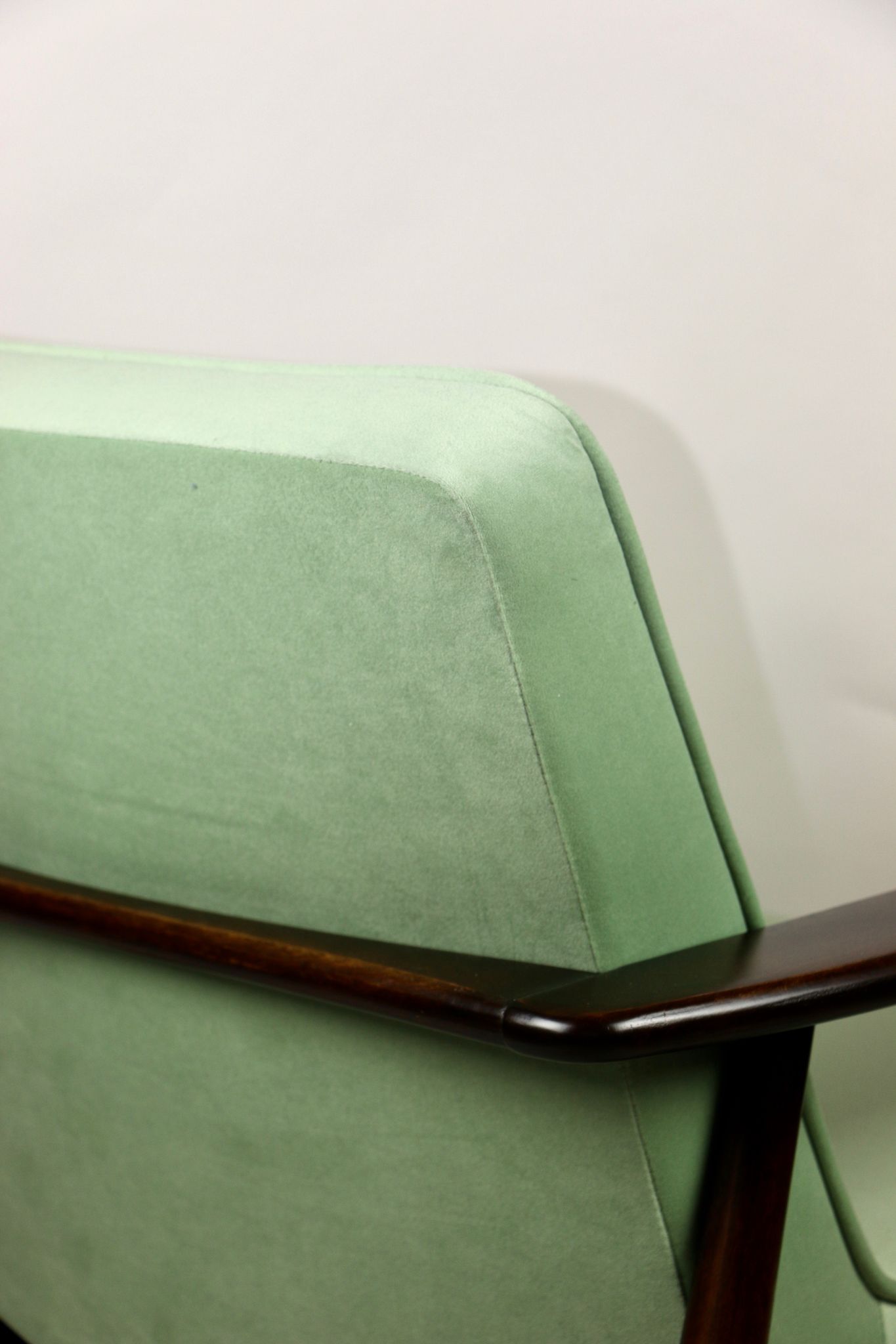 Chaise longue vintage vert clair GFM63 par J.Kedziorek, années 1970
