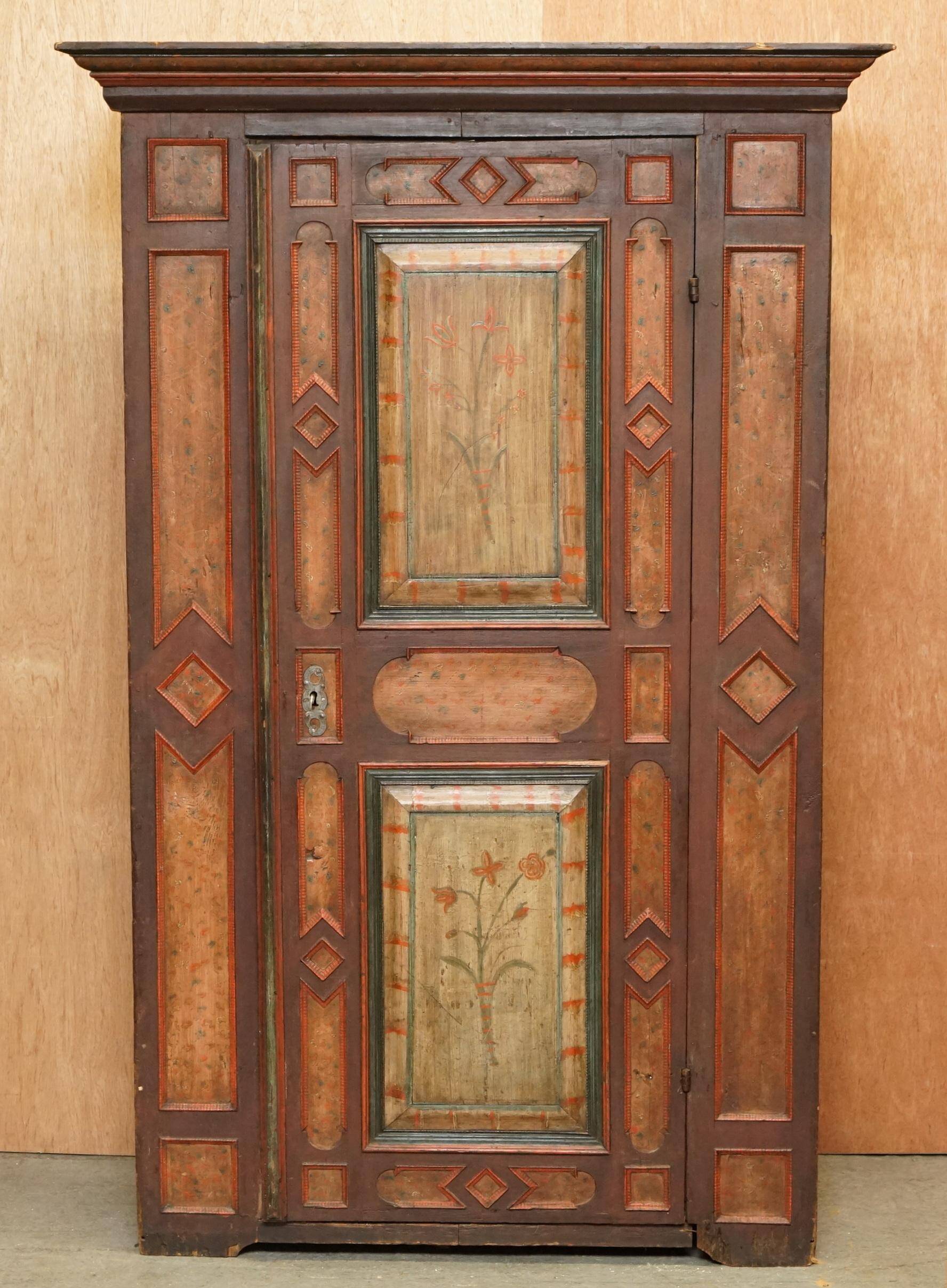 Hand-painted armoire Sublime from around 1800 in oak.