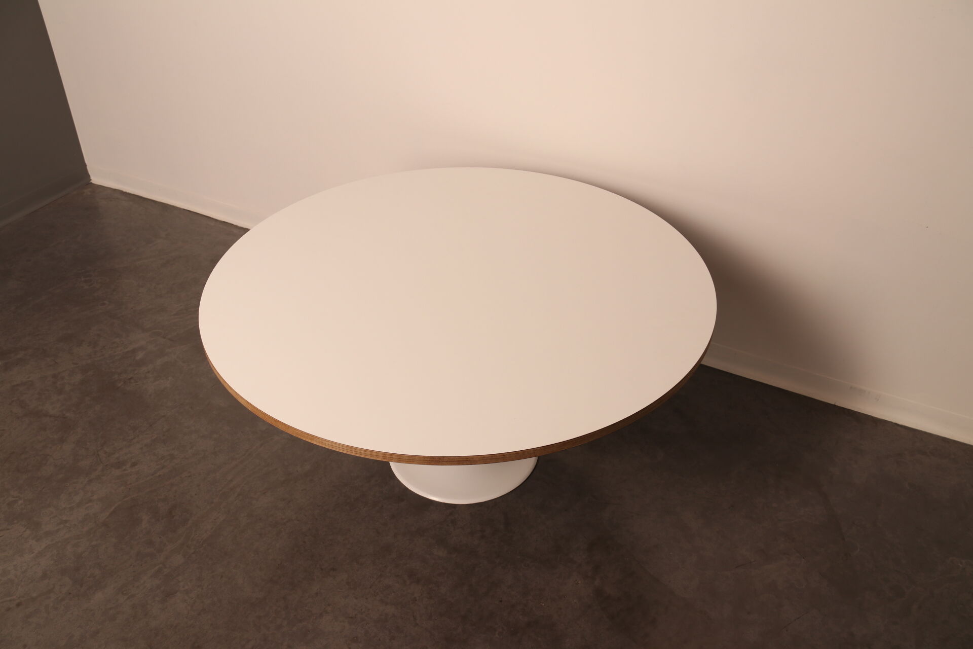 Table basse avec pied tulipe blanche - années 1960