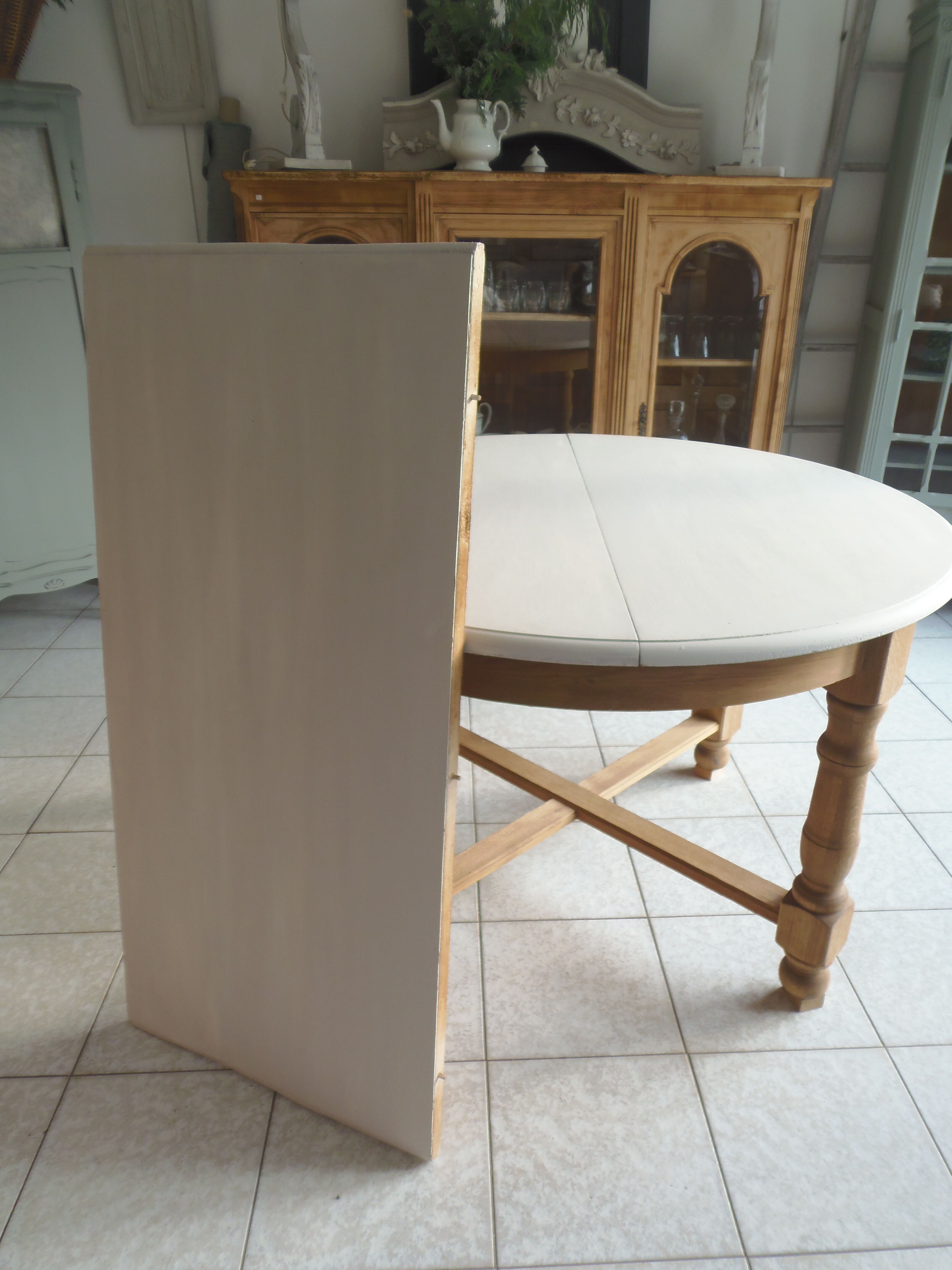 Round table with 1 extension oak base tray and patinated extension pearl gray.