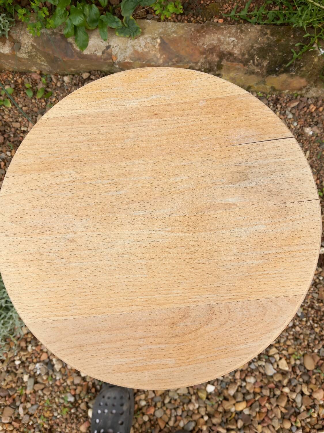 Tripod stool with screw