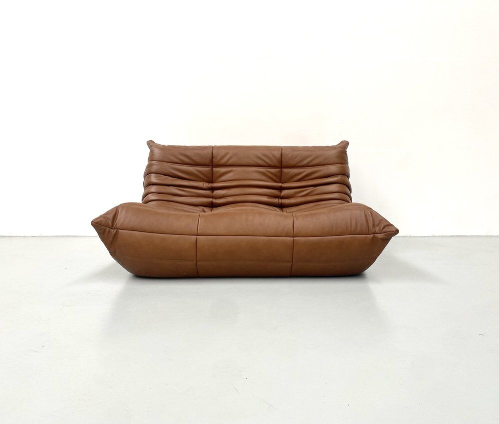 Canapé Togo en cuir marron moyen attribué à Michel Ducaroy pour Ligne Roset.