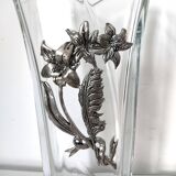 Vase en verre avec application de fleurs en métal