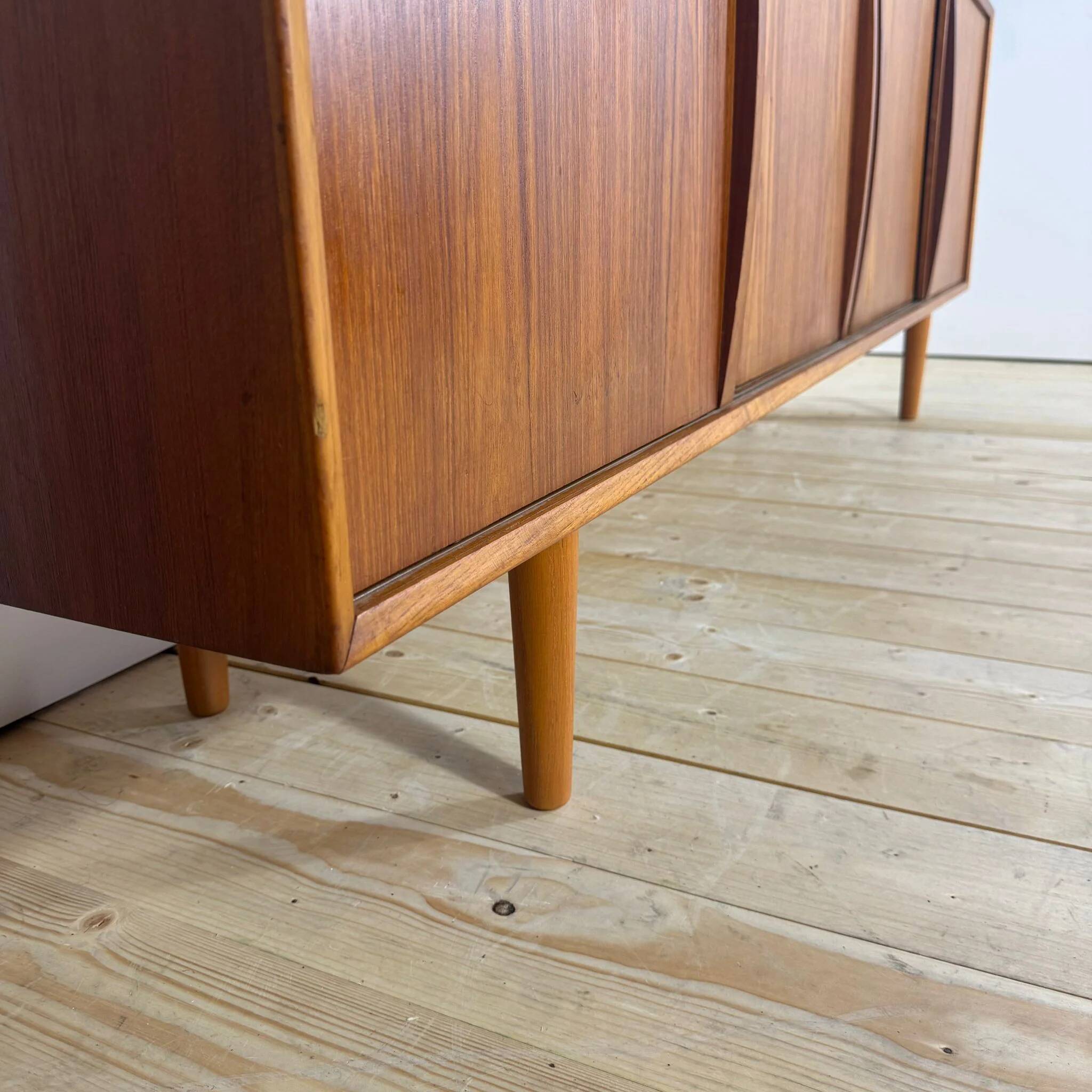 Buffet vintage en teck avec portes coulissantes – Design moderne du milieu du siècle, années 1960