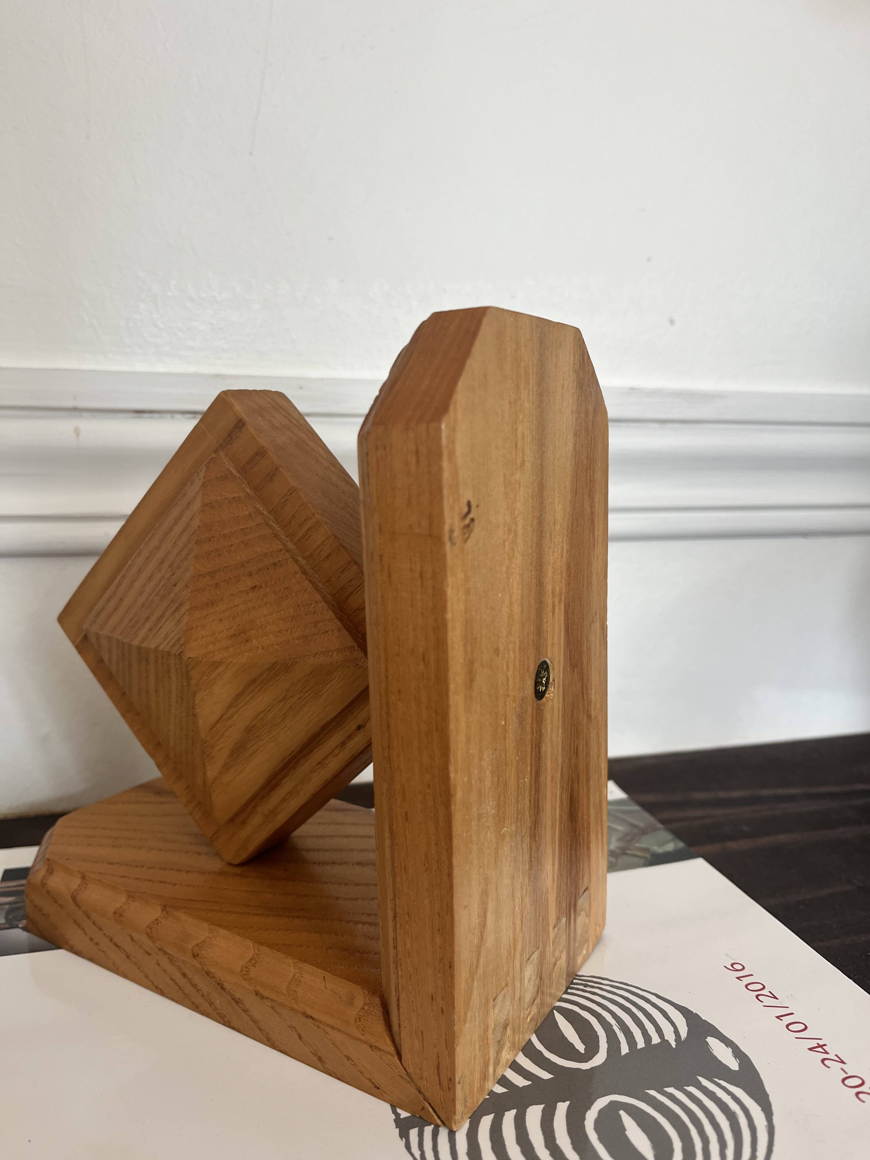 Serre-livres en bois brutaliste