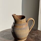 Carafe en grès du Berry beige à frises et motifs géométriques quadrillés