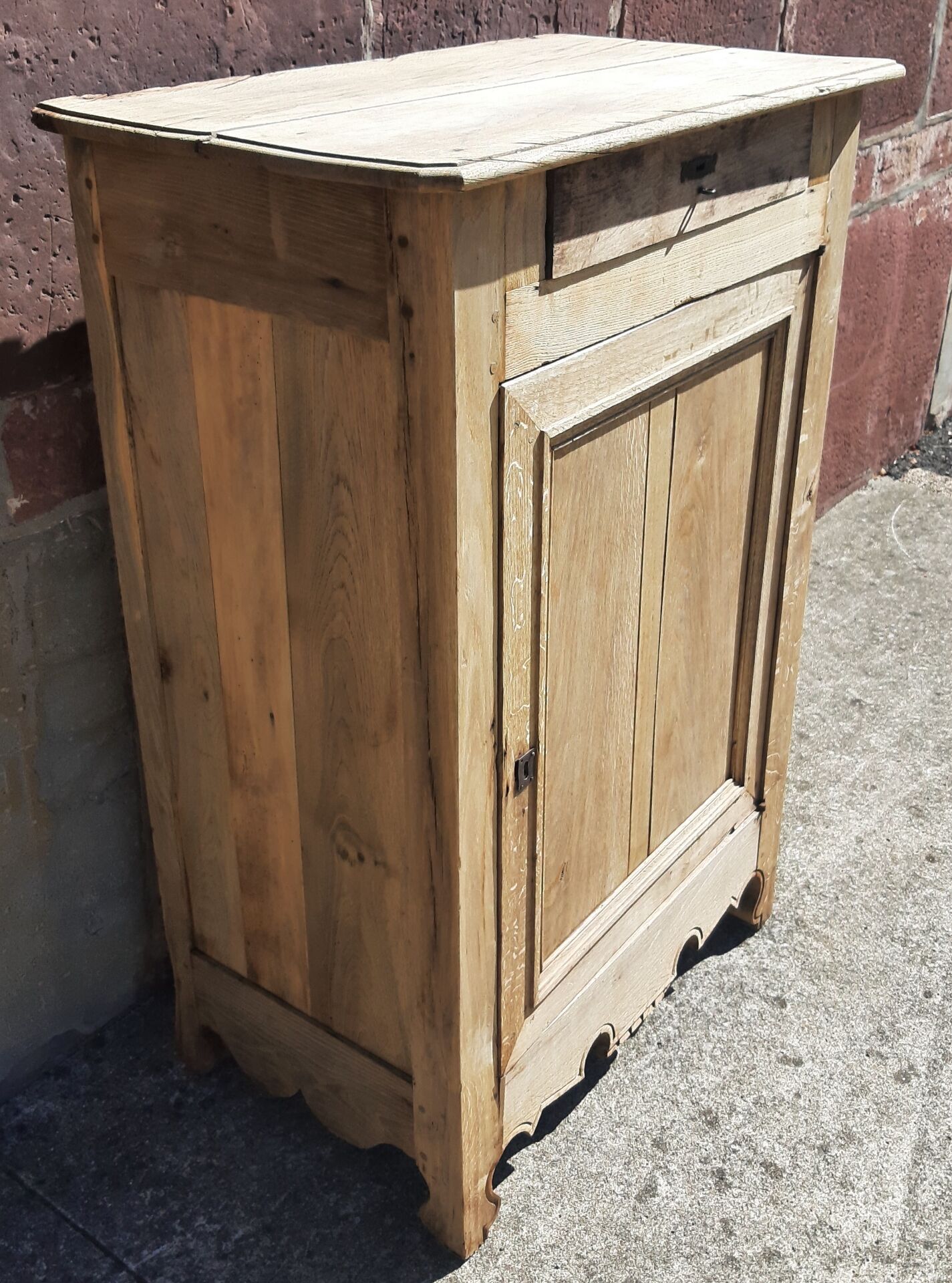 Confiturier or sideboard.