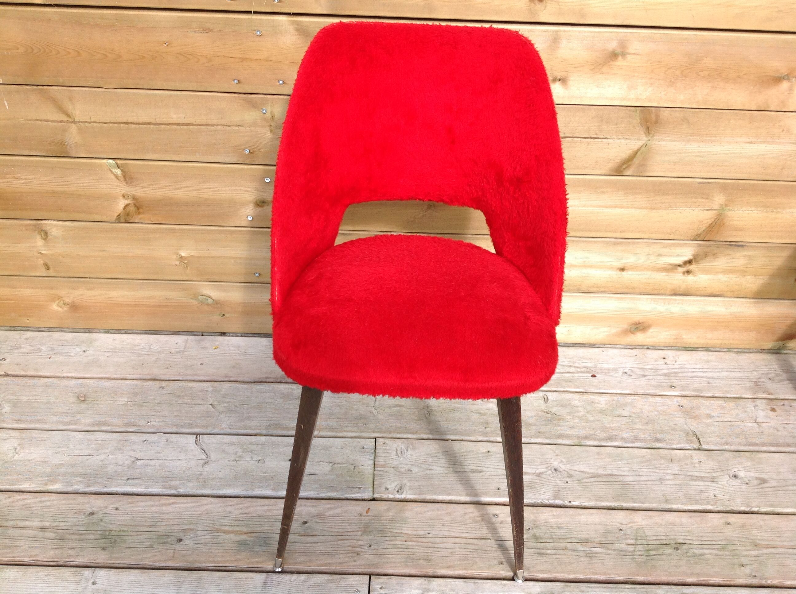 Chaise moumoute rouge pieds compas