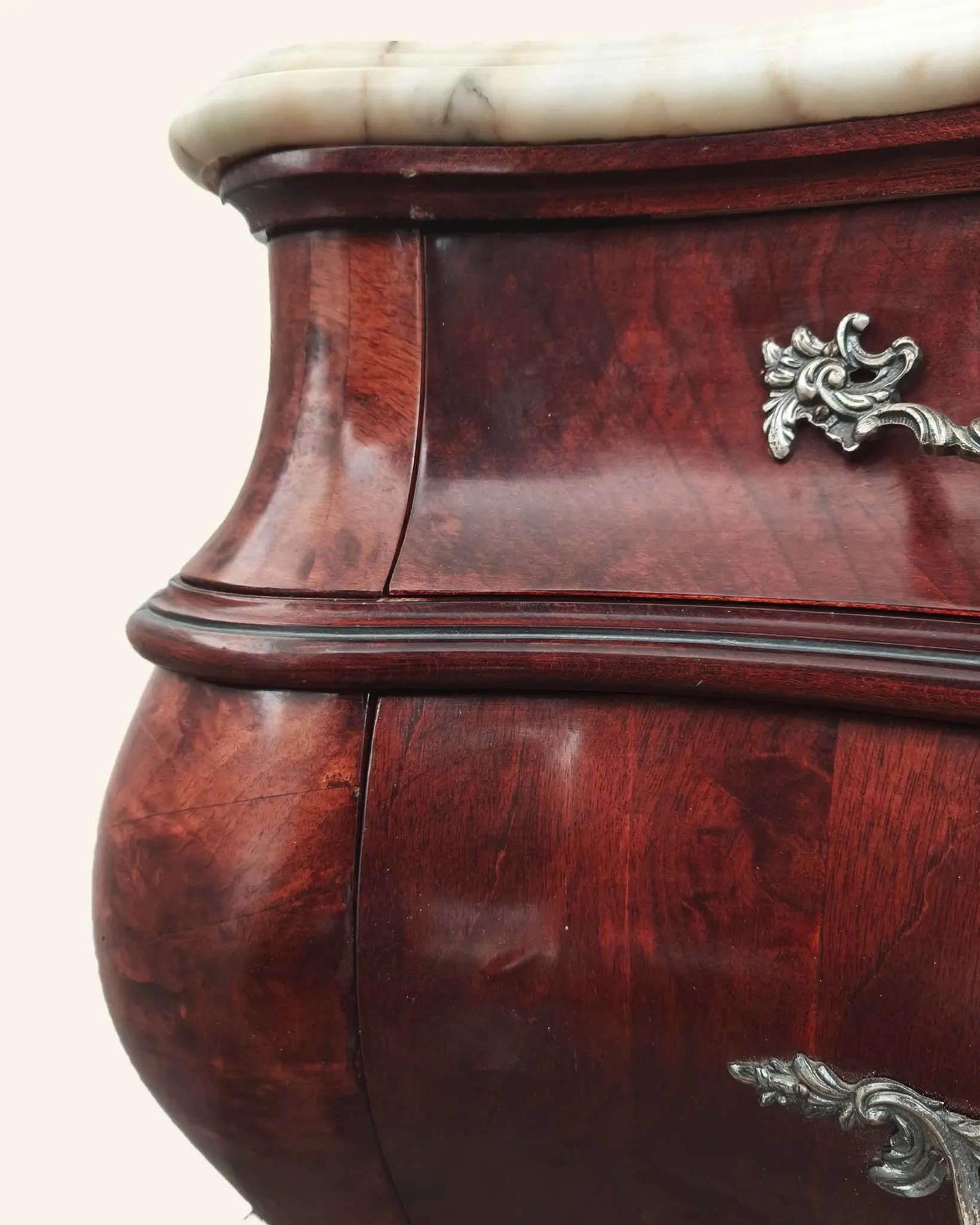 Commode galbée de style Louis XV en ronce d'acajou, dessus de marbre