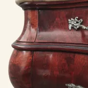 Commode galbée de style Louis XV en ronce d'acajou, dessus de marbre