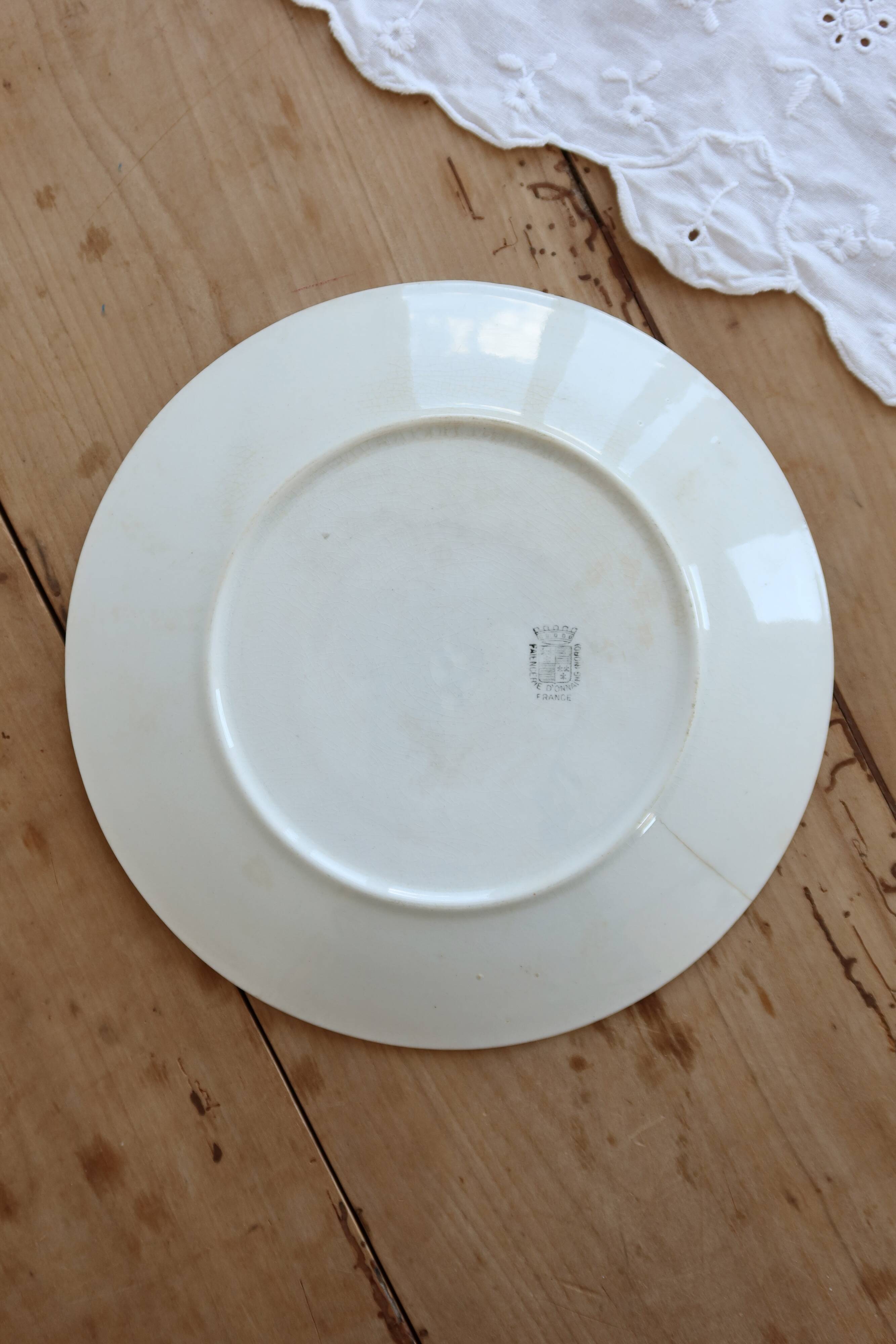 Assiette à dessert vintage terre de fer Onnaing – Décor géométrique
