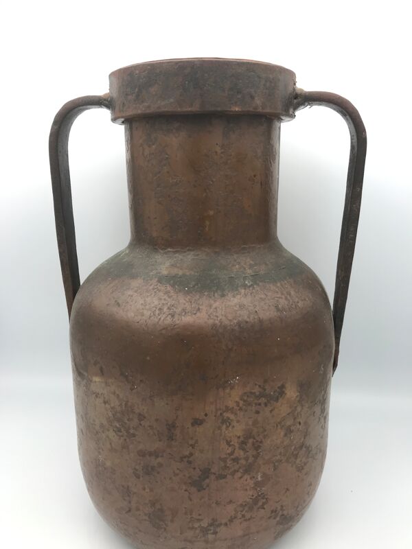 Amphore ancienne en cuivre et ferronnerie d’art signature Jean Goardère