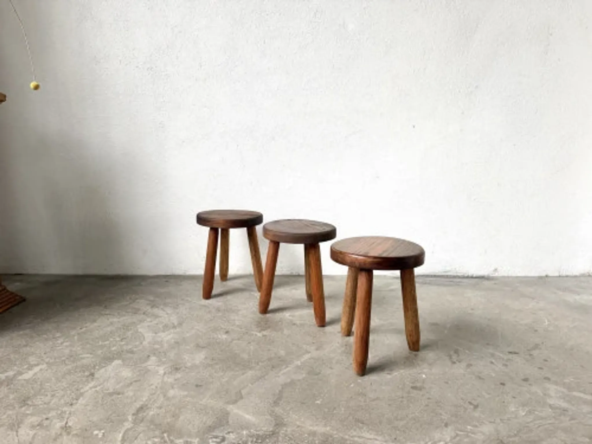Série de 3 tabourets tripodes en hêtre, années 60
