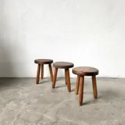 Série de 3 tabourets tripodes en hêtre, années 60