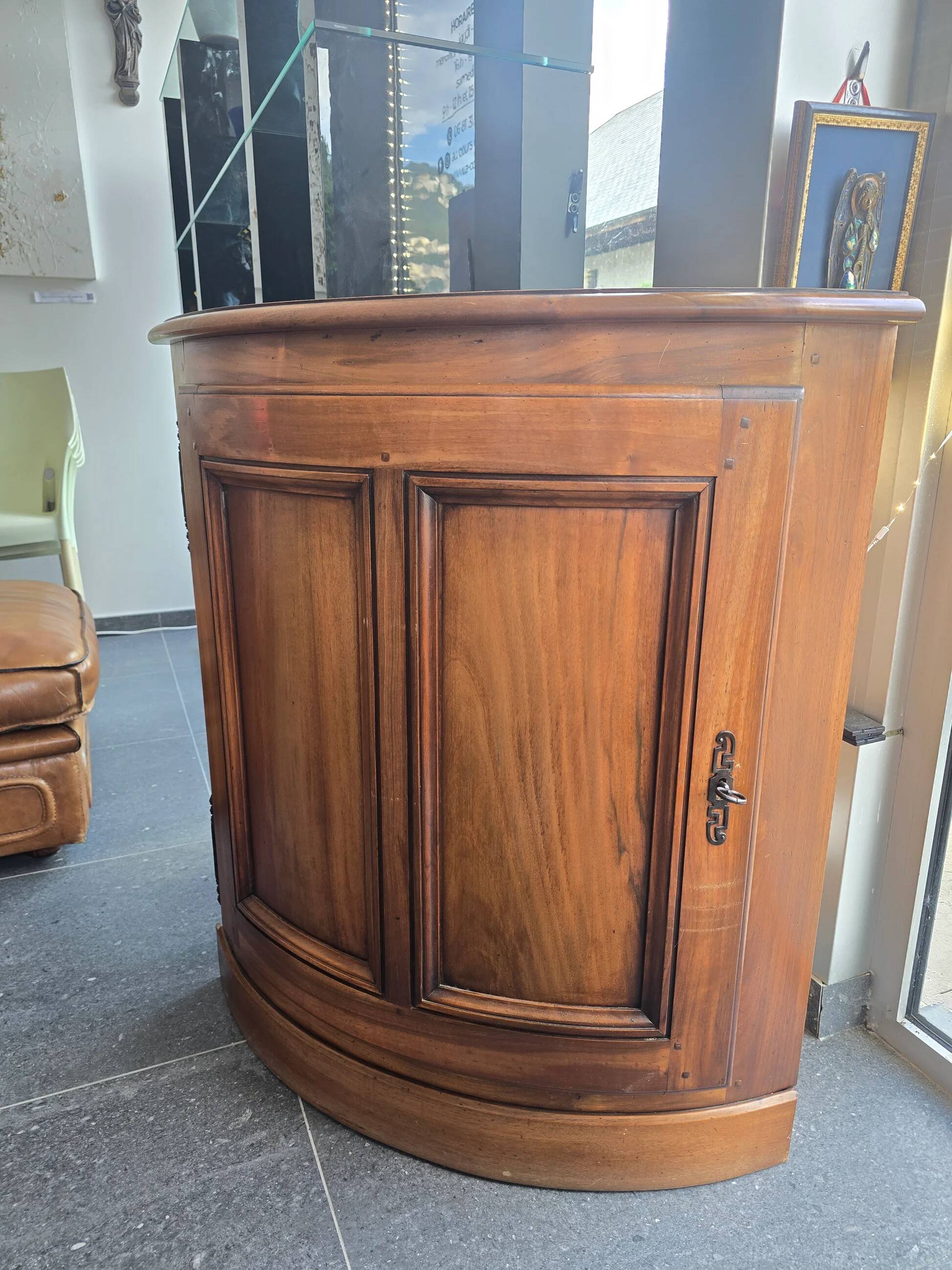 Curved wooden corner unit – Classic style