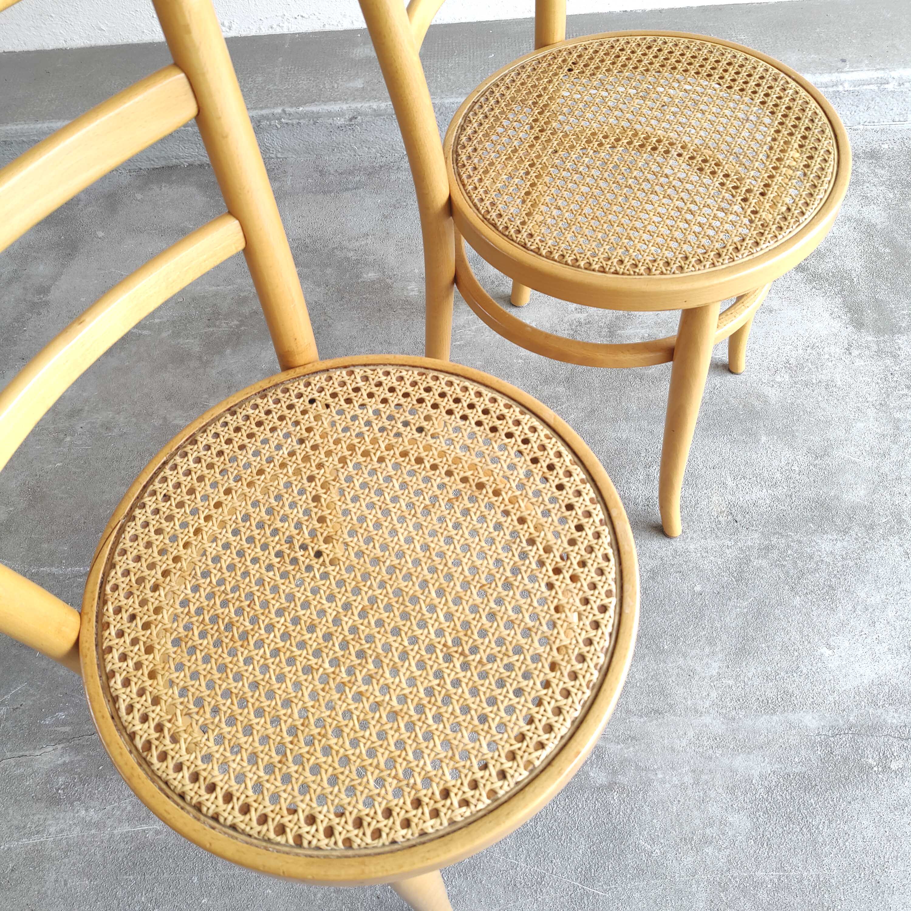 Paire chaises Baumann bois clair et cannage