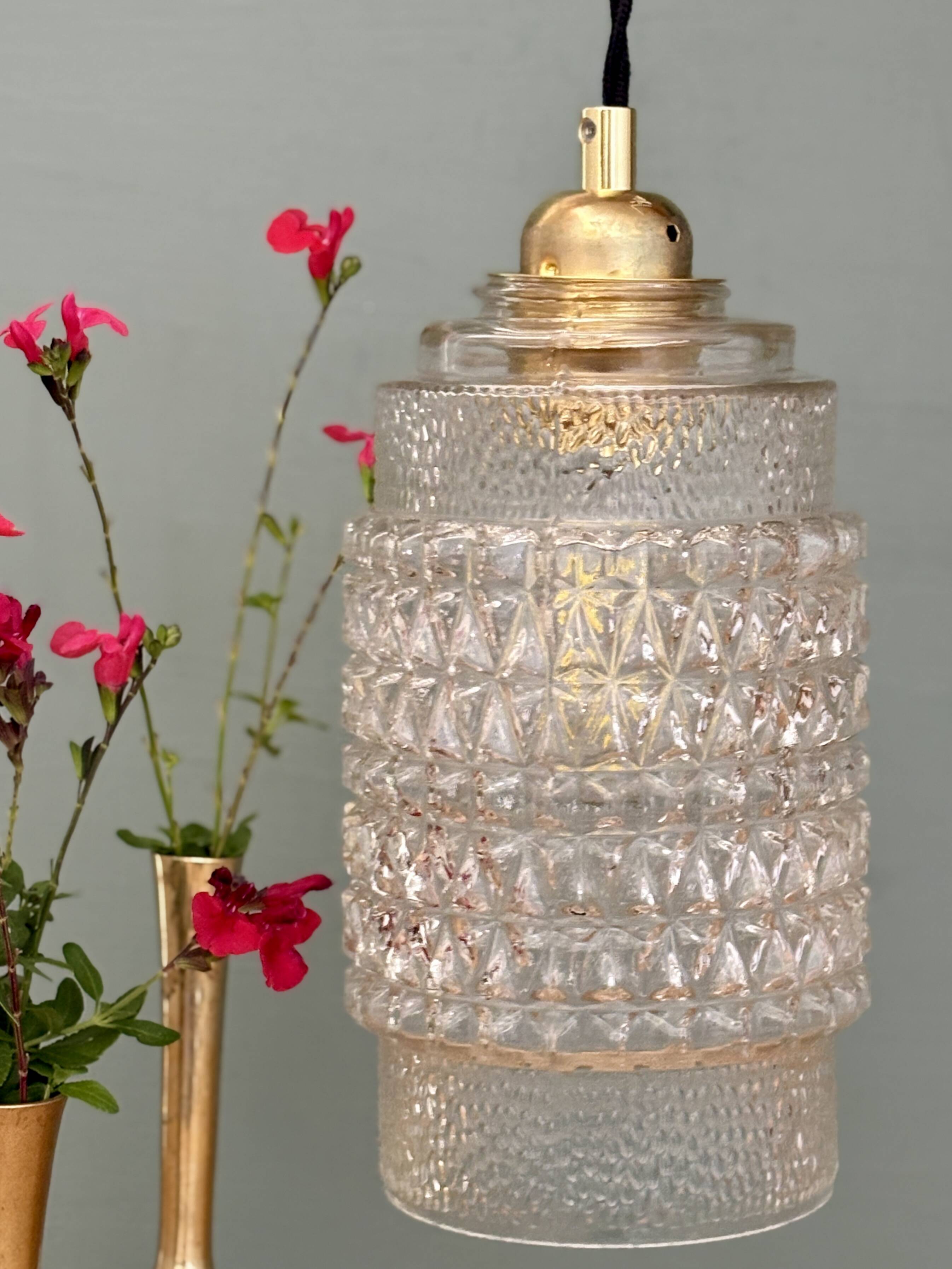 Suspension globe vintage en verre moulé