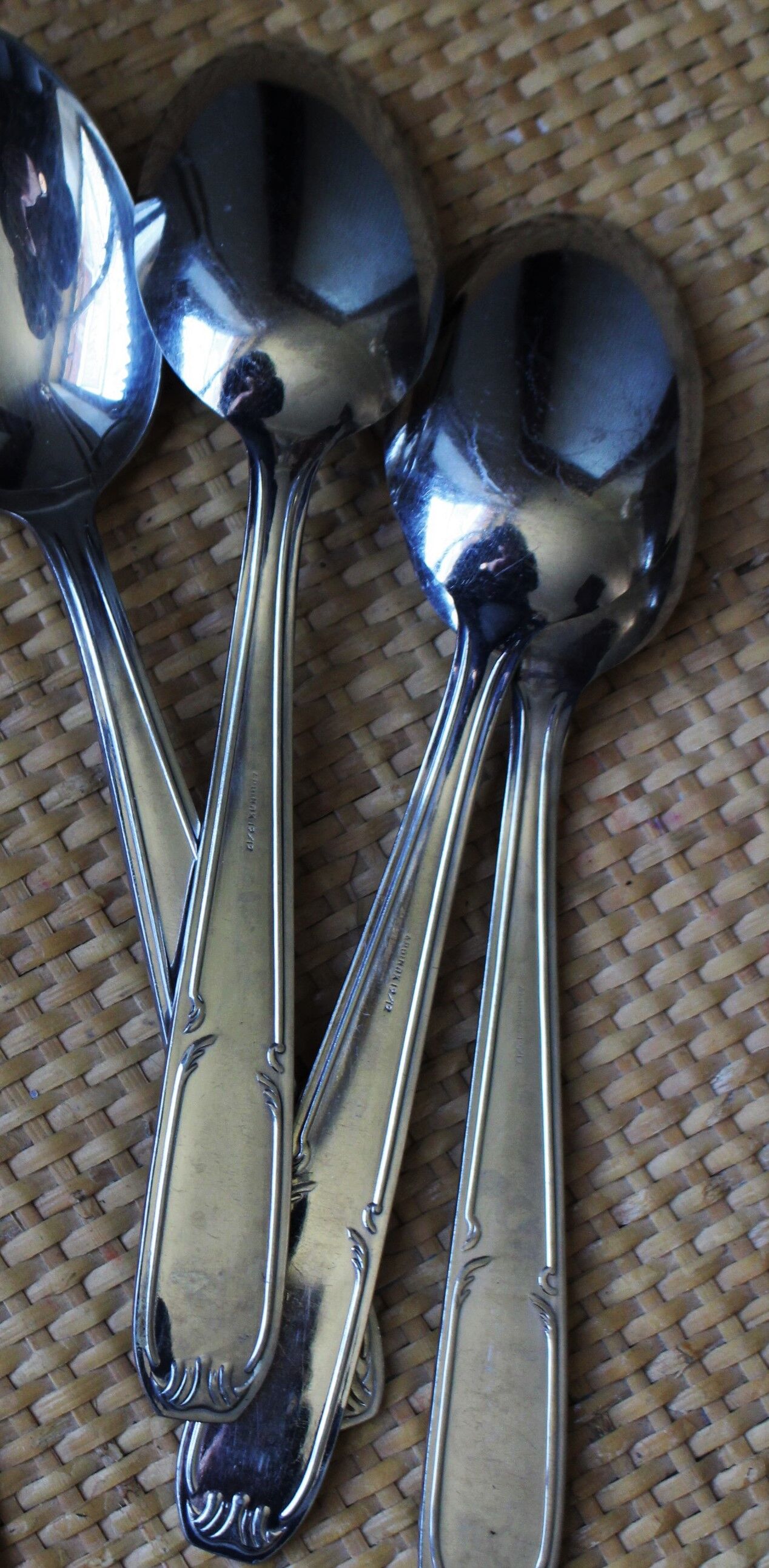 Lot 4 spoons metal decorations