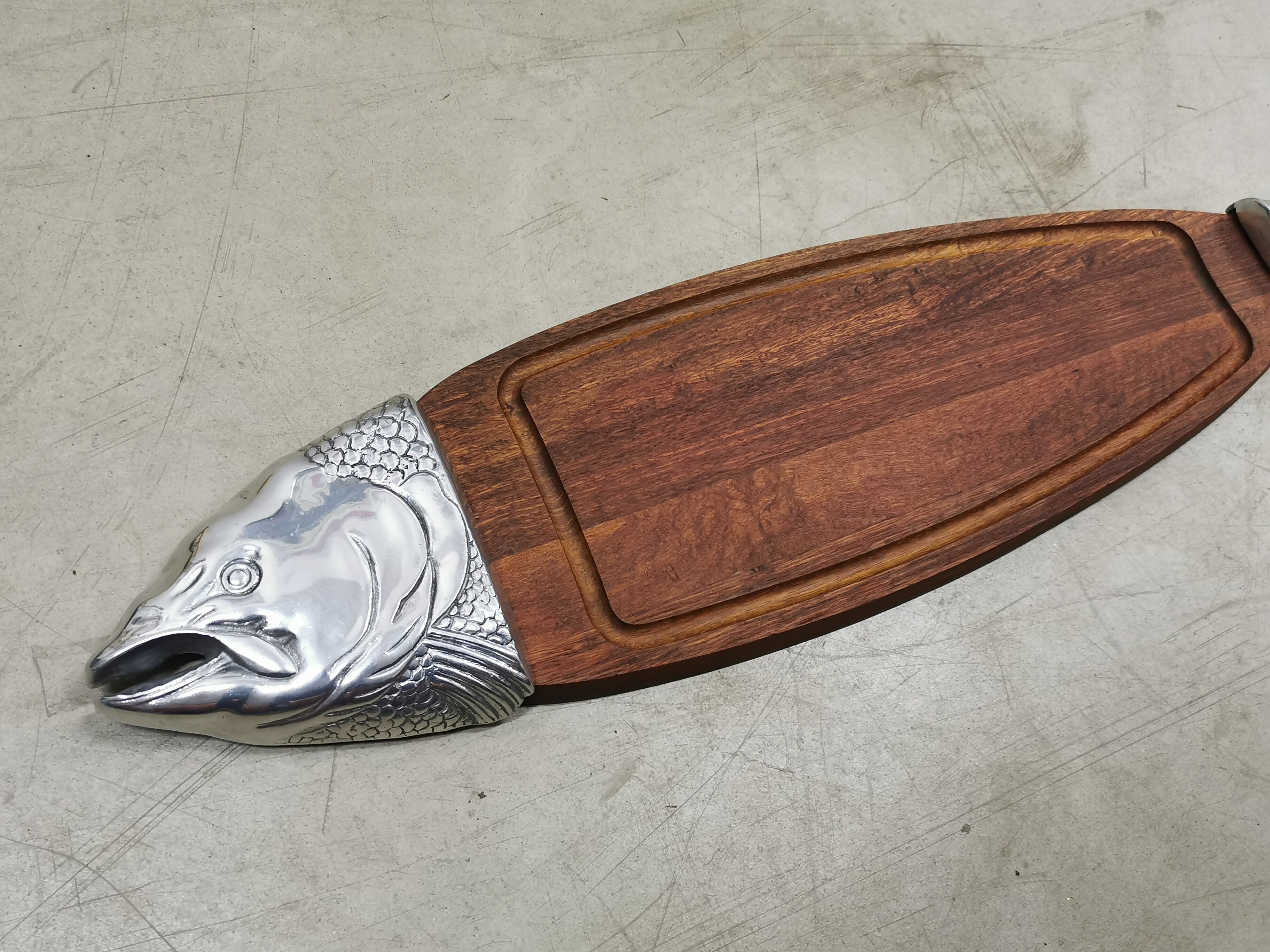 Scandinavian fish cutting board in solid teak 91 cm