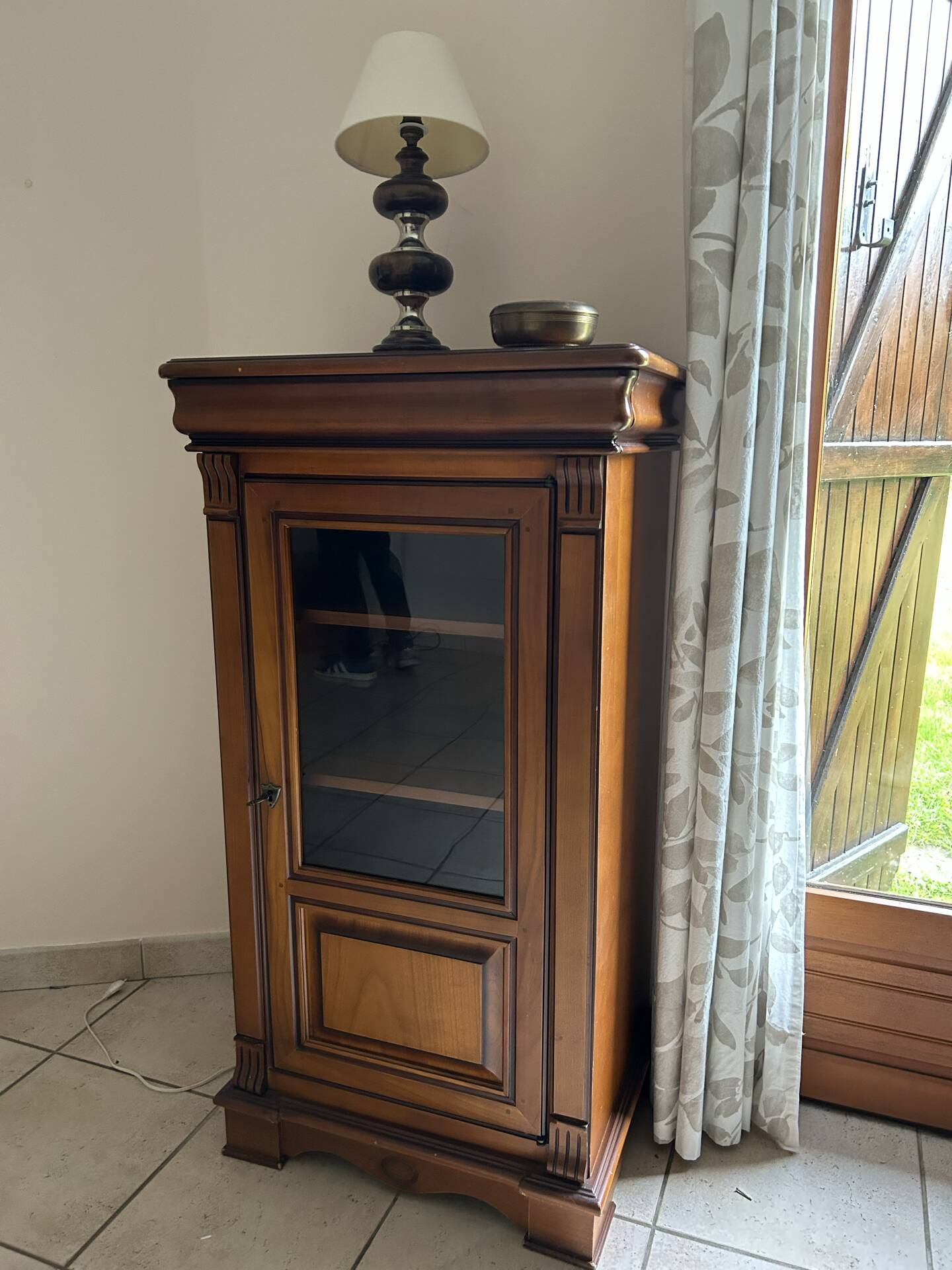 Petit meuble d’appoint vitré en merisier