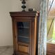 Petit meuble d’appoint vitré en merisier