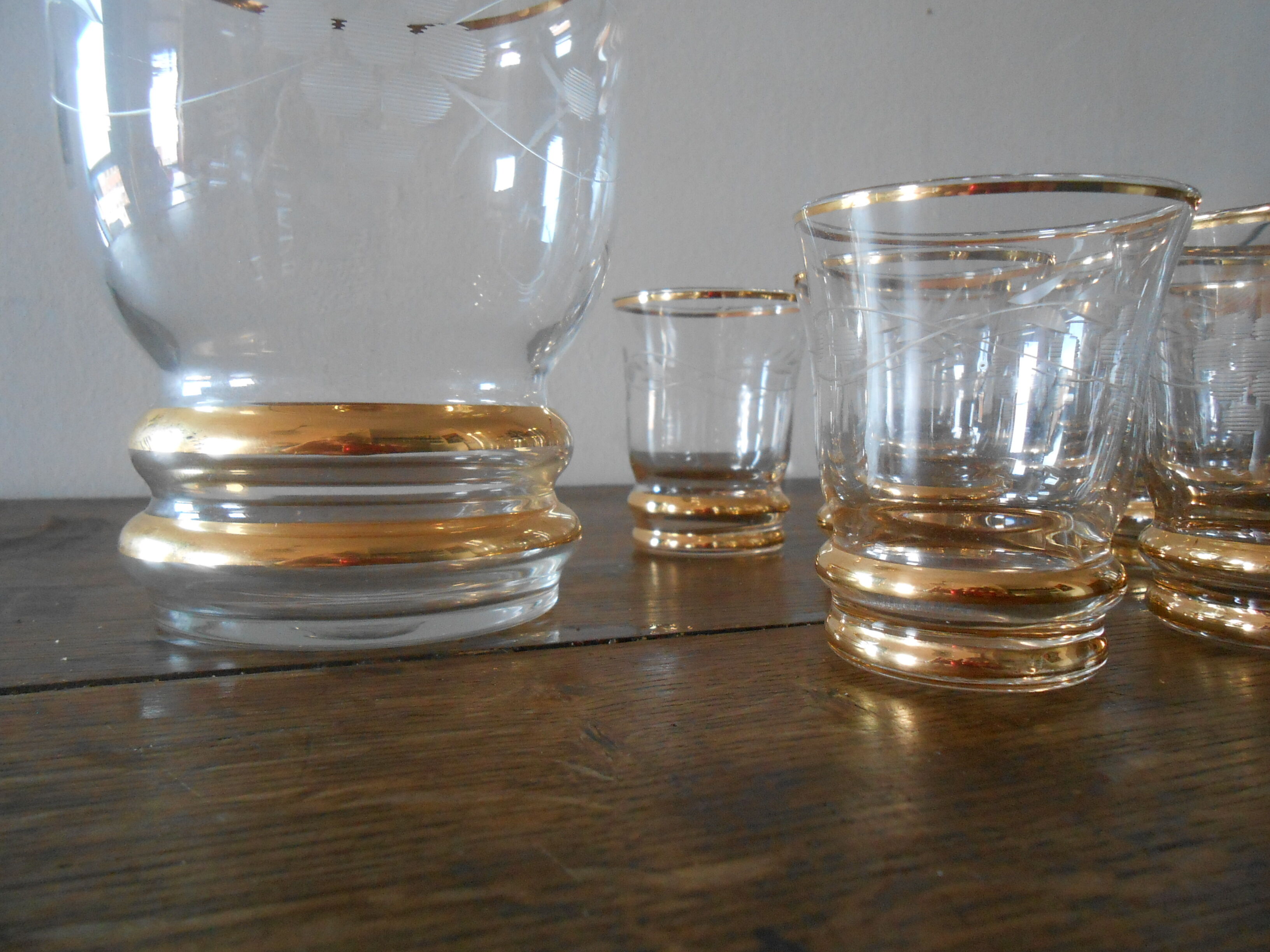 Carafe and its 8 glasses