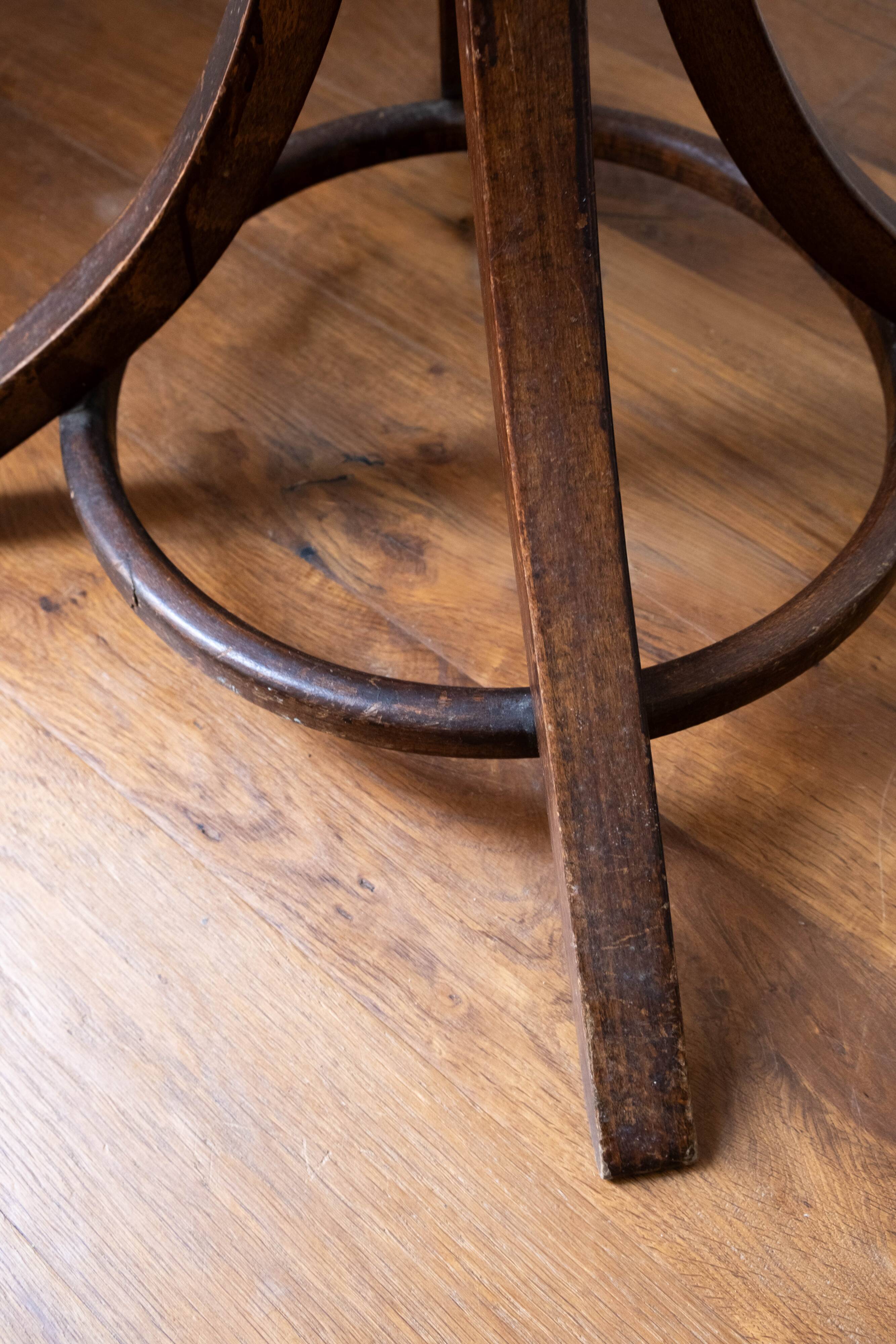 Baumann swivel parrot coat rack, dark wood.