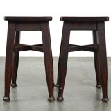 Ensemble de 2 tabourets anciens anglais en chêne massif avec une touche de style art nouveau.