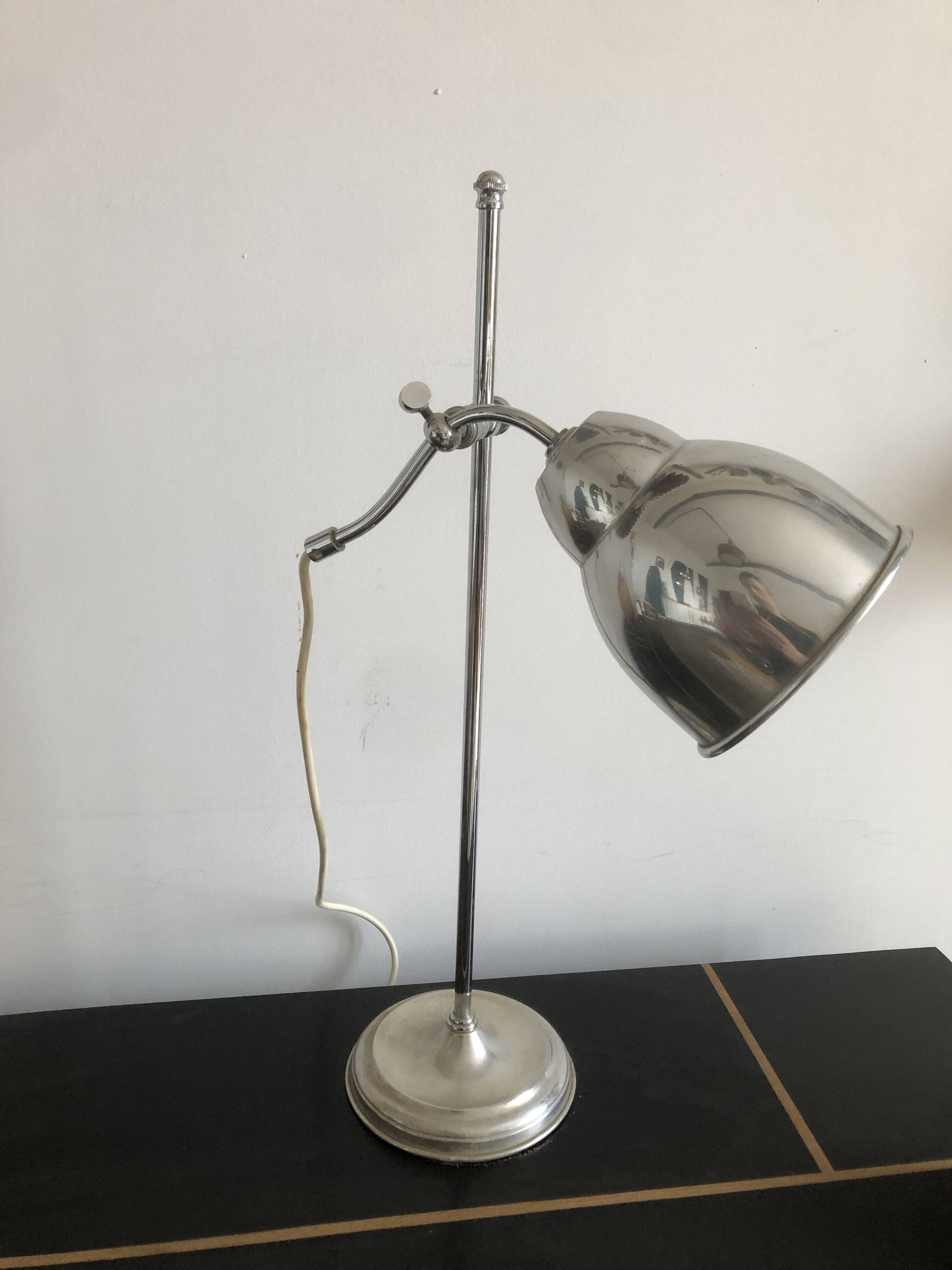 Articulated desk lamp