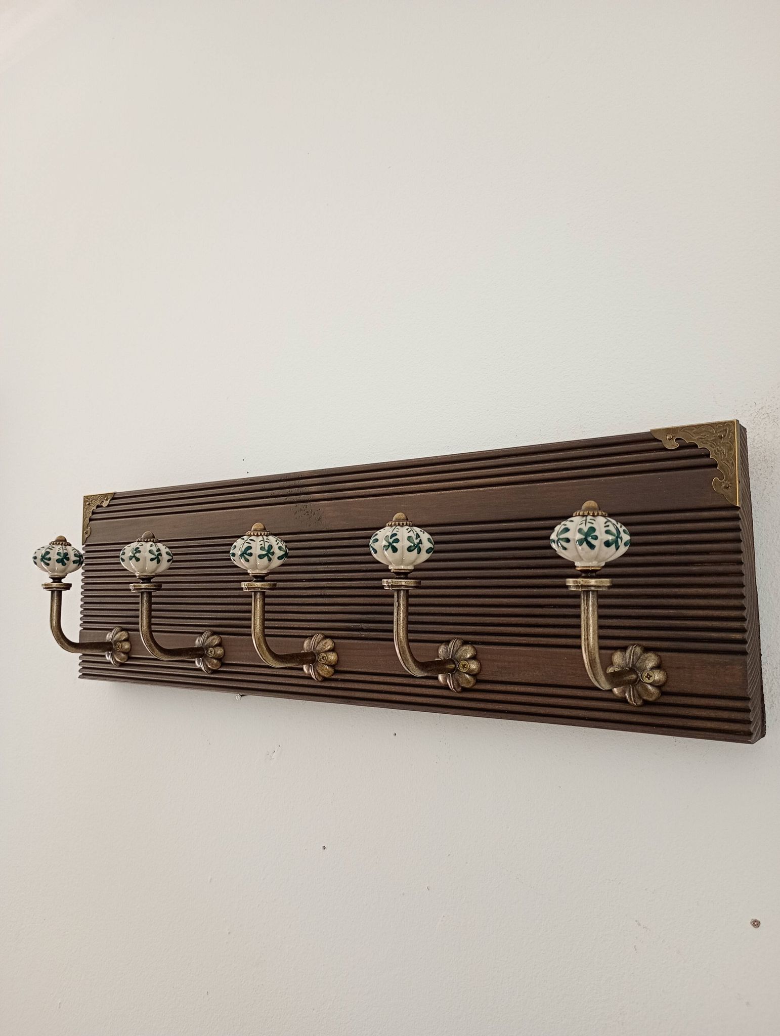 Vintage wall coat rack with 5 ceramic hooks and floral patterns, 50 cm.