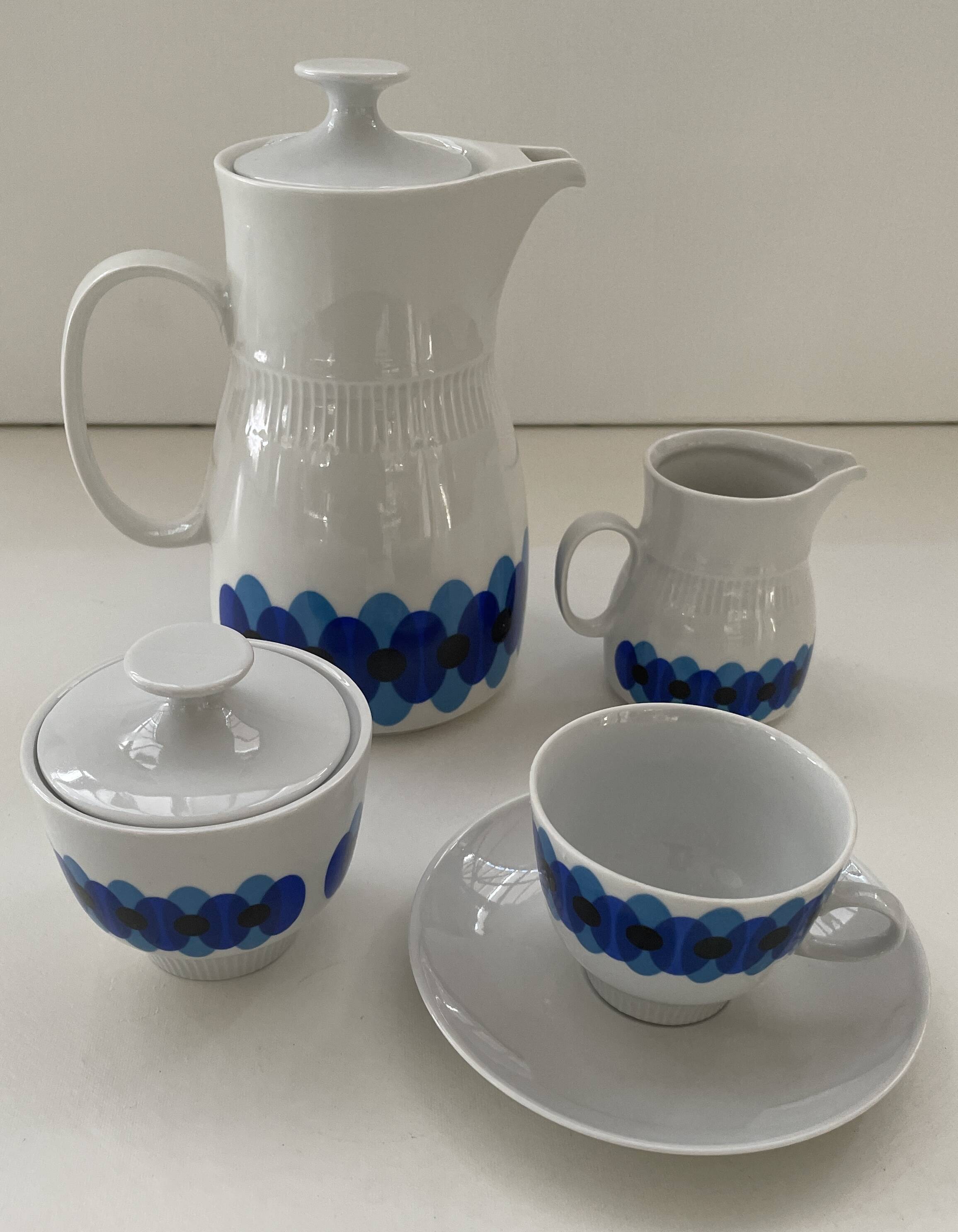 Service of 11 Coffee Cups and Saucers - 70s Design - White and Blue Porcelain