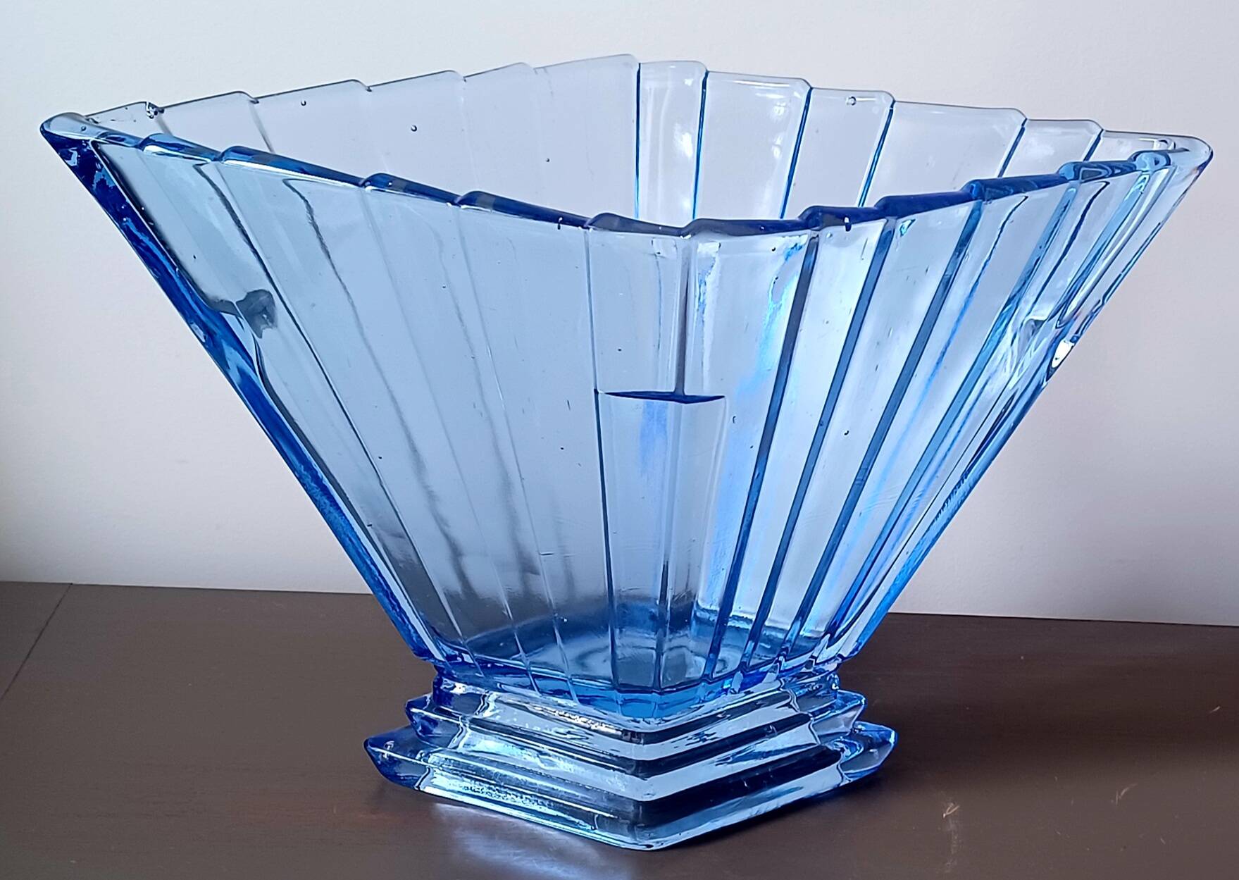 Vase. Modèle spécial éventail. Art Déco. Verre bleu vif