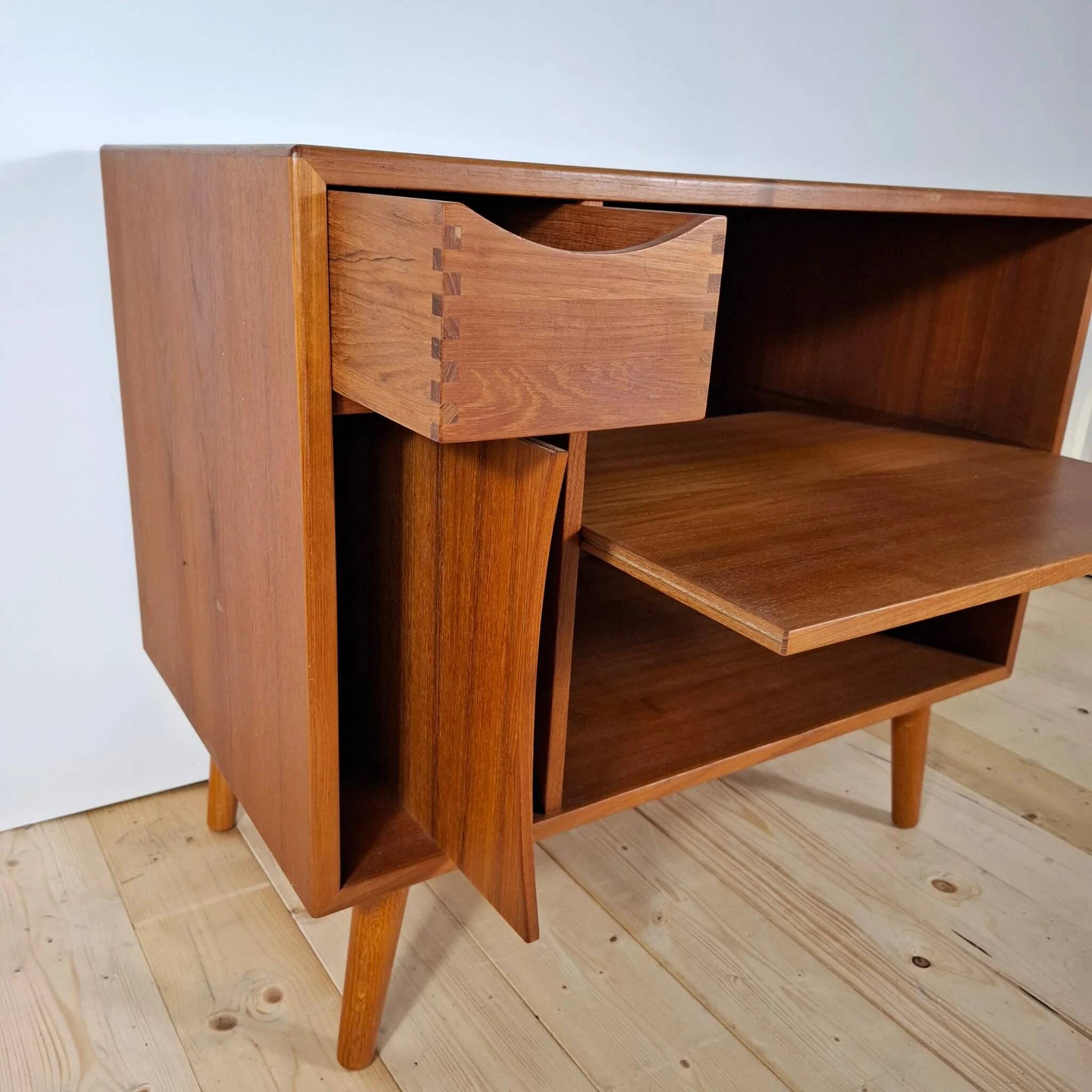 Meuble pour tourne-disque en teck danois des années 1960 – Style Mid-Century Modern