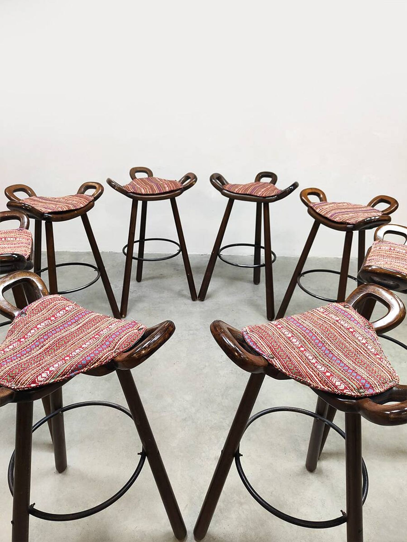 8 tabourets hauts en bois, Espagne 1960