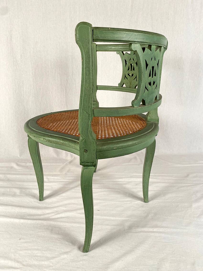 Chaise de coin en bois laqué vert et assise cannée, XXe