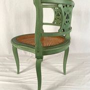 Chaise de coin en bois laqué vert et assise cannée, XXe