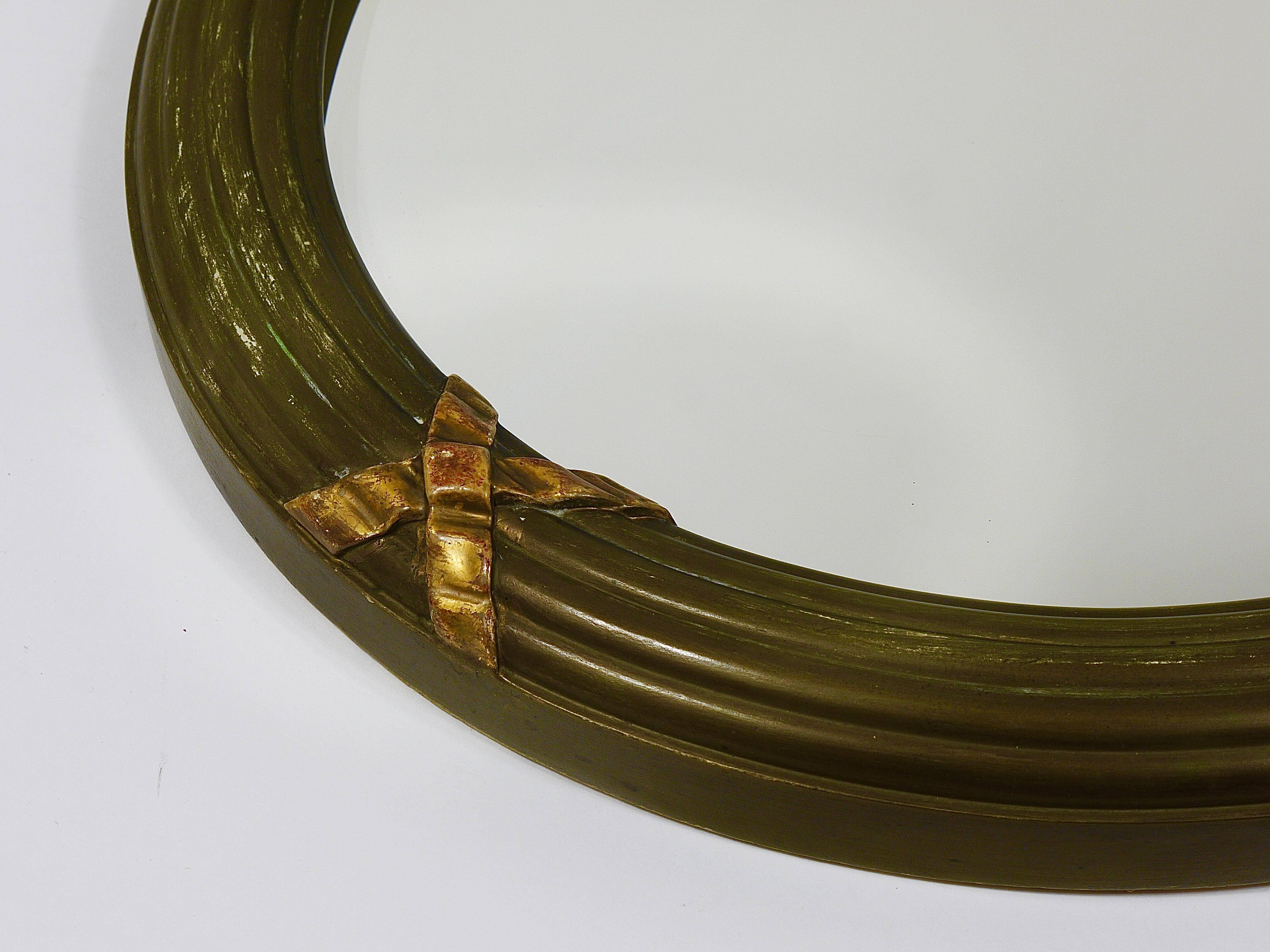 Faceted wall mirror in neoclassical Gustavian style, oval, in gilded wood, Italy, 1900s.