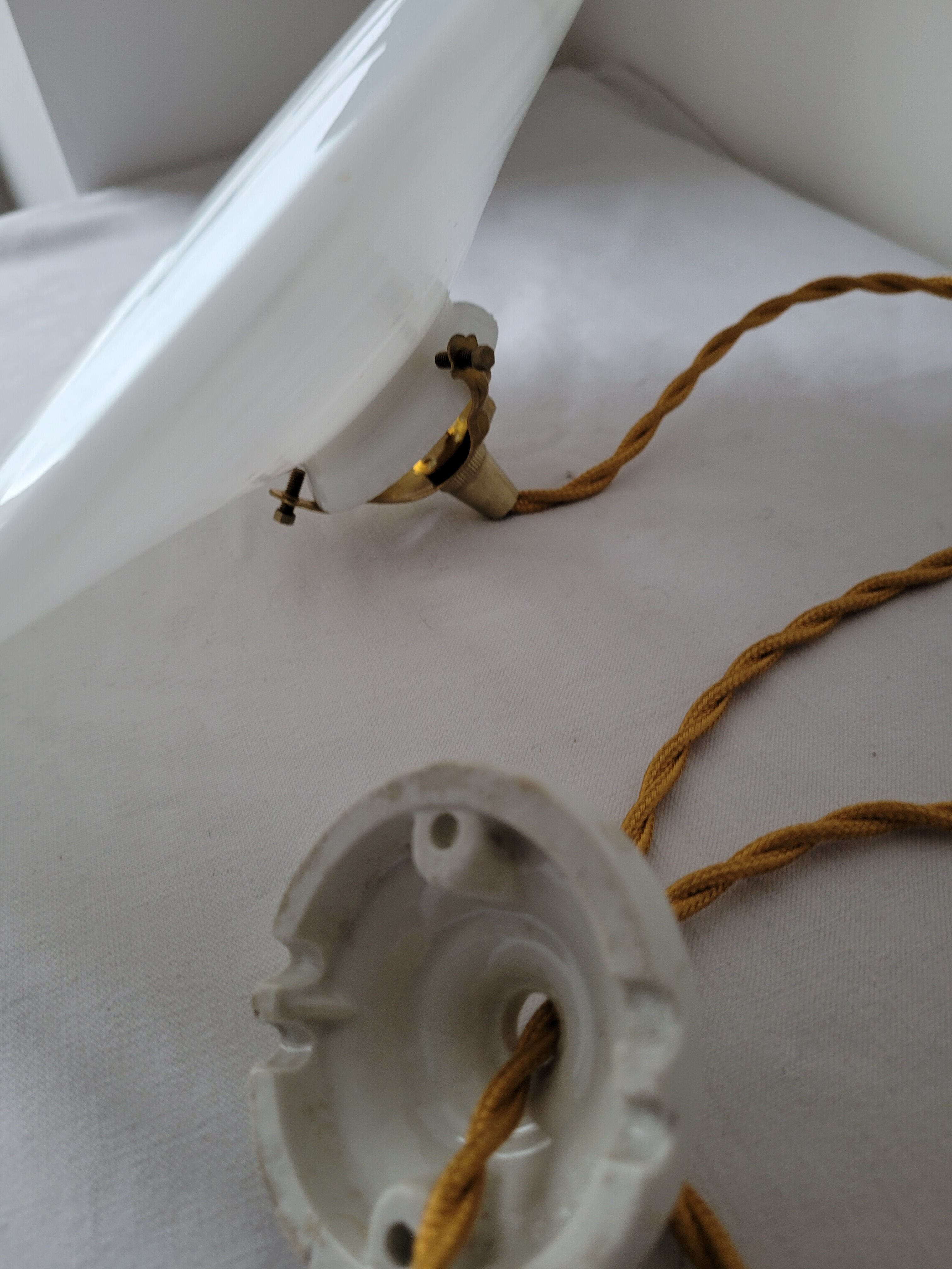 White opaline suspension