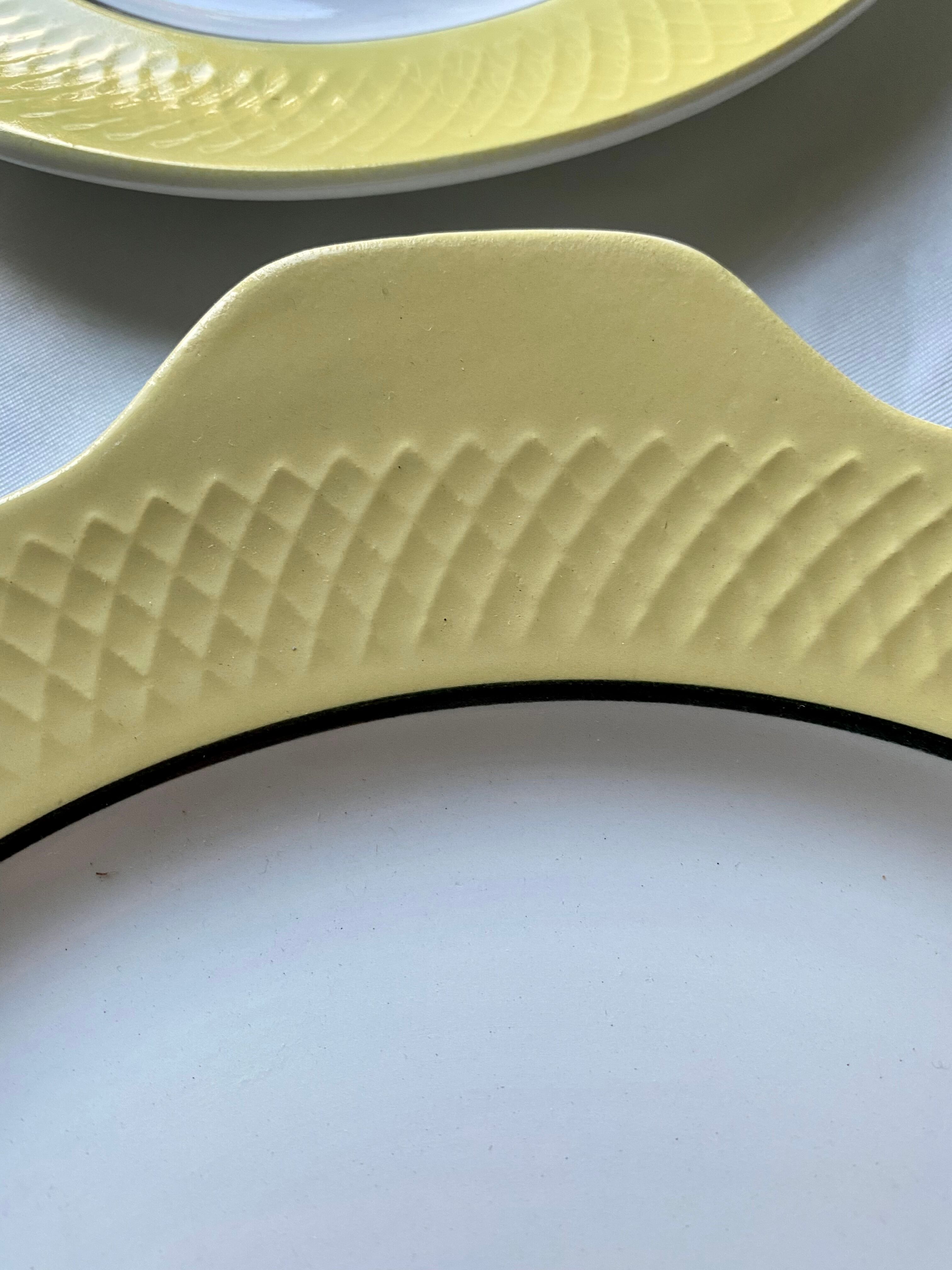 Ensemble ancien de 8 assiettes et un plat
