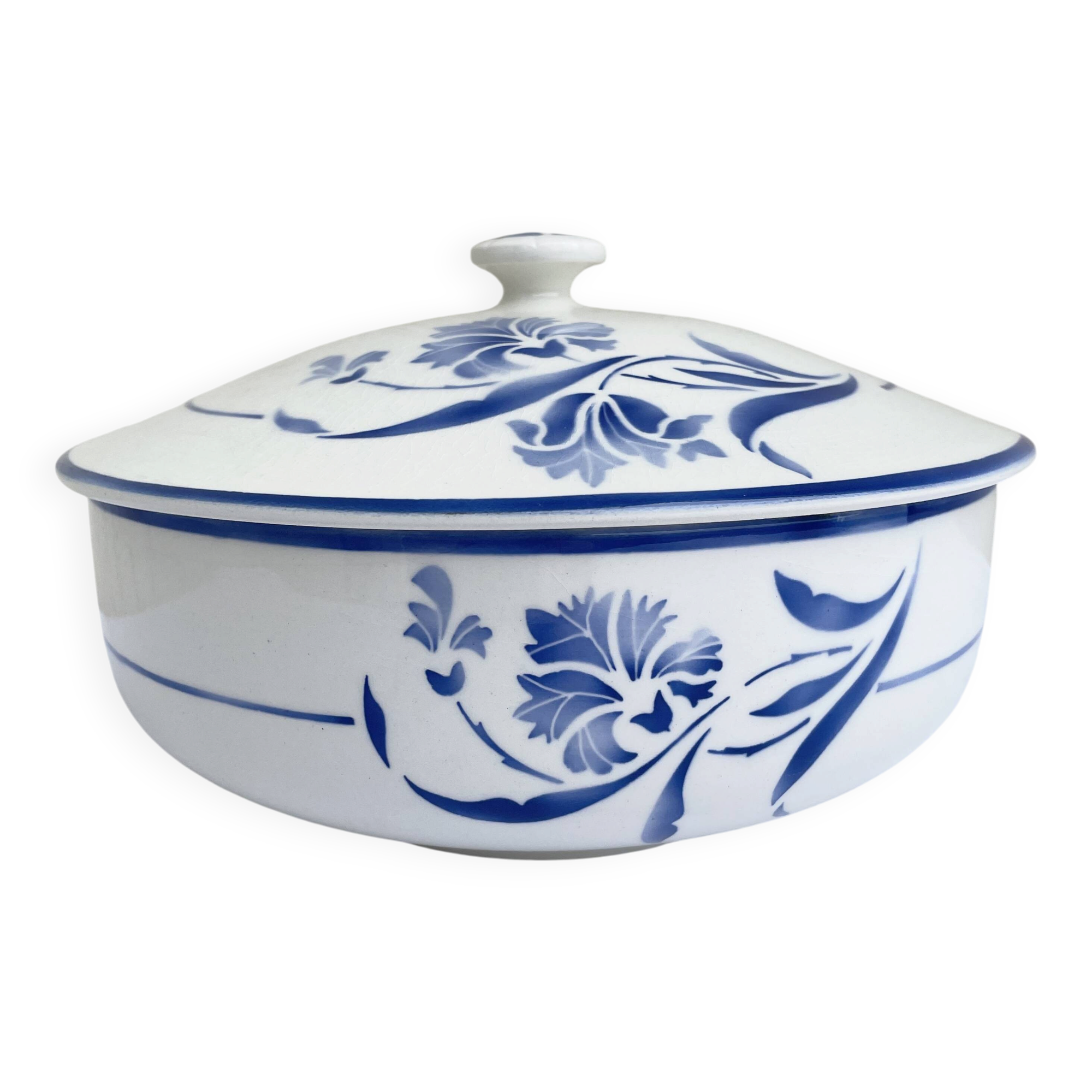 Antique GIEN soup tureen model "Alberic" from the 1940s.