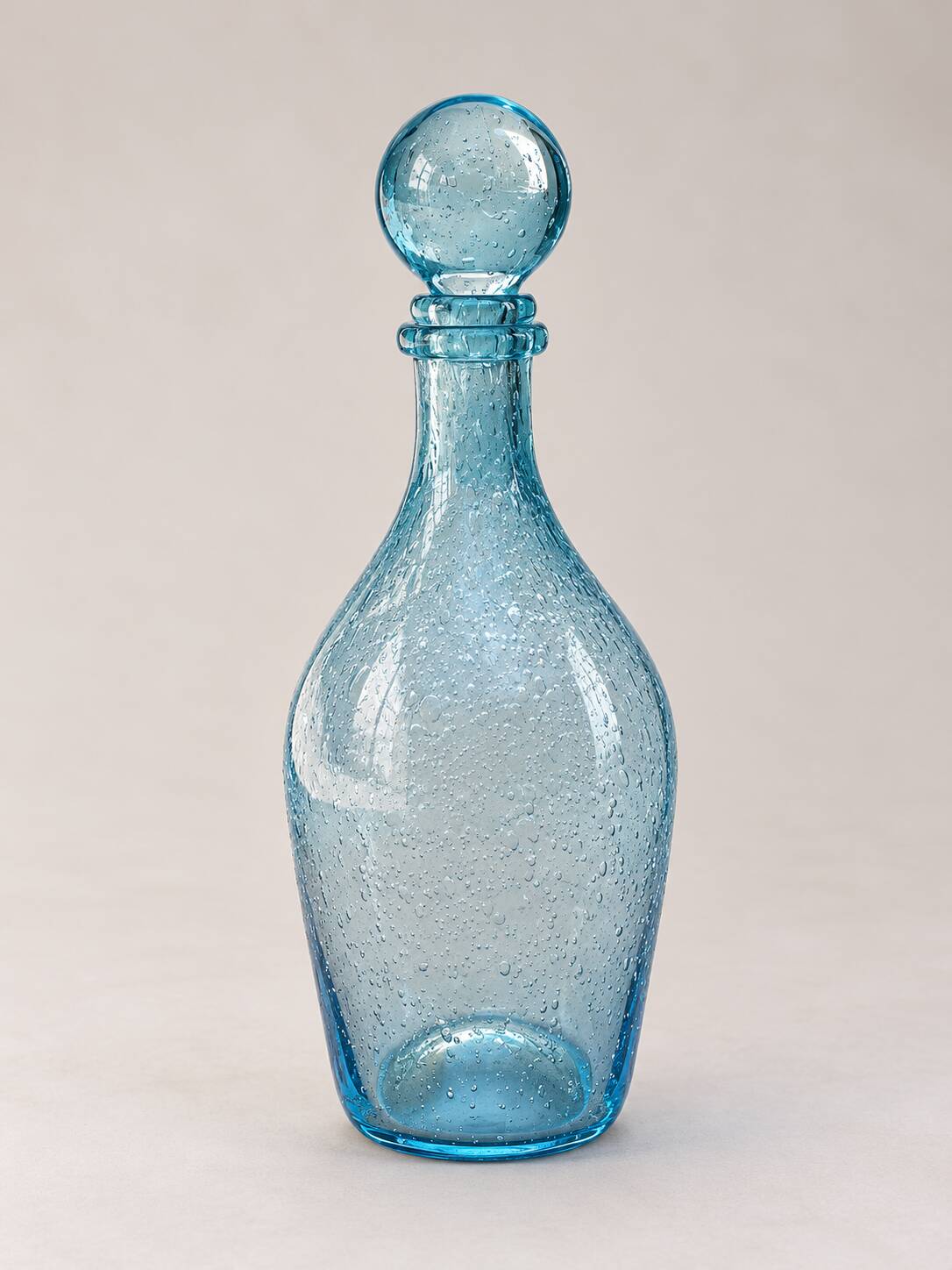 Carafe vintage en verre bullé bleu avec bouchon