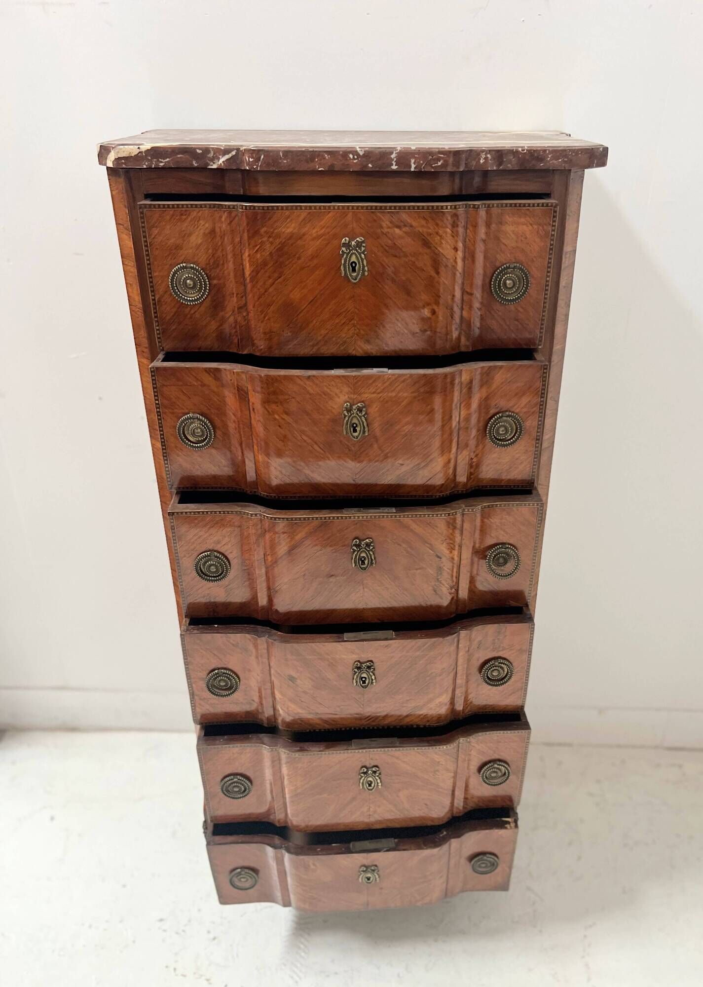 Transitional style chest of drawers in rosewood and amaranth veneer, 20th century.