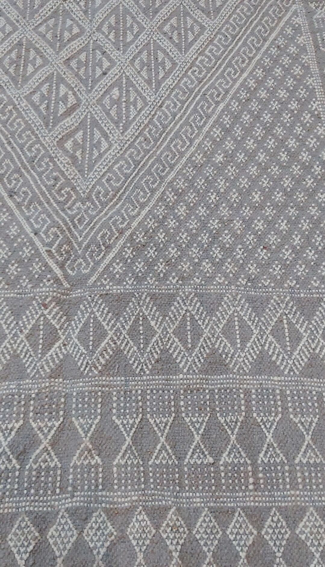 Handmade grey and white mergoum rug in pure wool 210x110cm