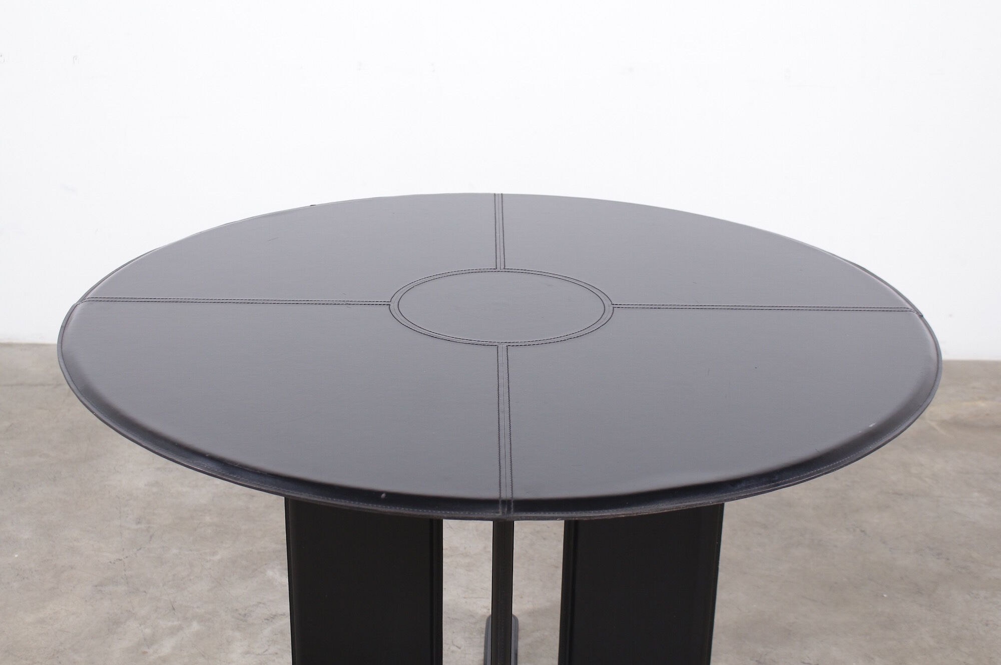 Round table leather black Tito Agnoli for Mateo Grassi